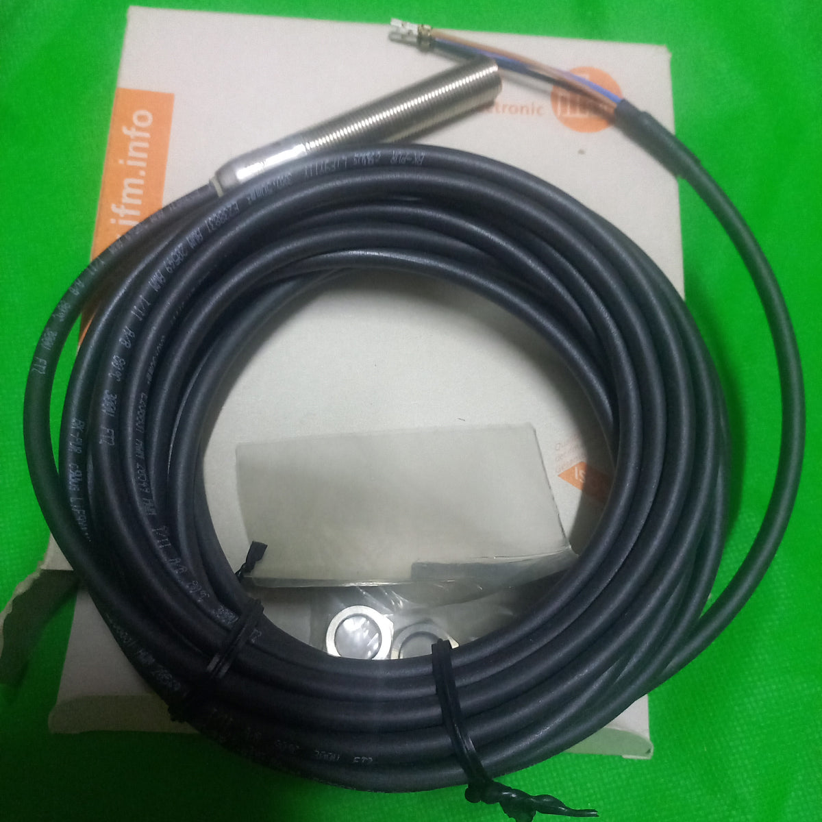 Box photo of IFM209 | Increased sensing range Version|&nbsp; IFK3004BBPKG/M/60V PNP, NO, 4mm Sensing Range,flush mountable
