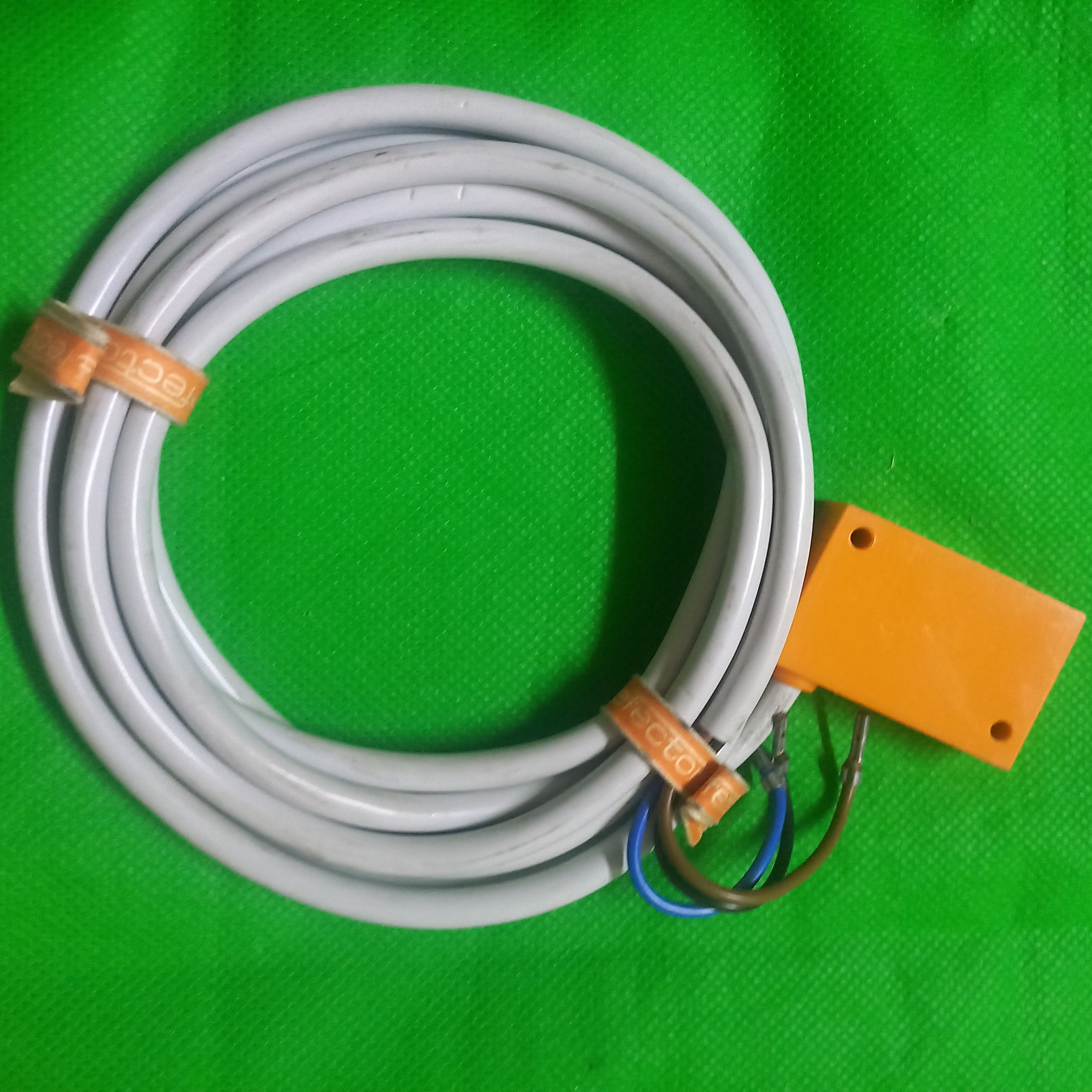Back side photo of Inductive sensor, IN5004, IN-3002-BPOG, PNP, NO, 2mm_Range,FlushMountable