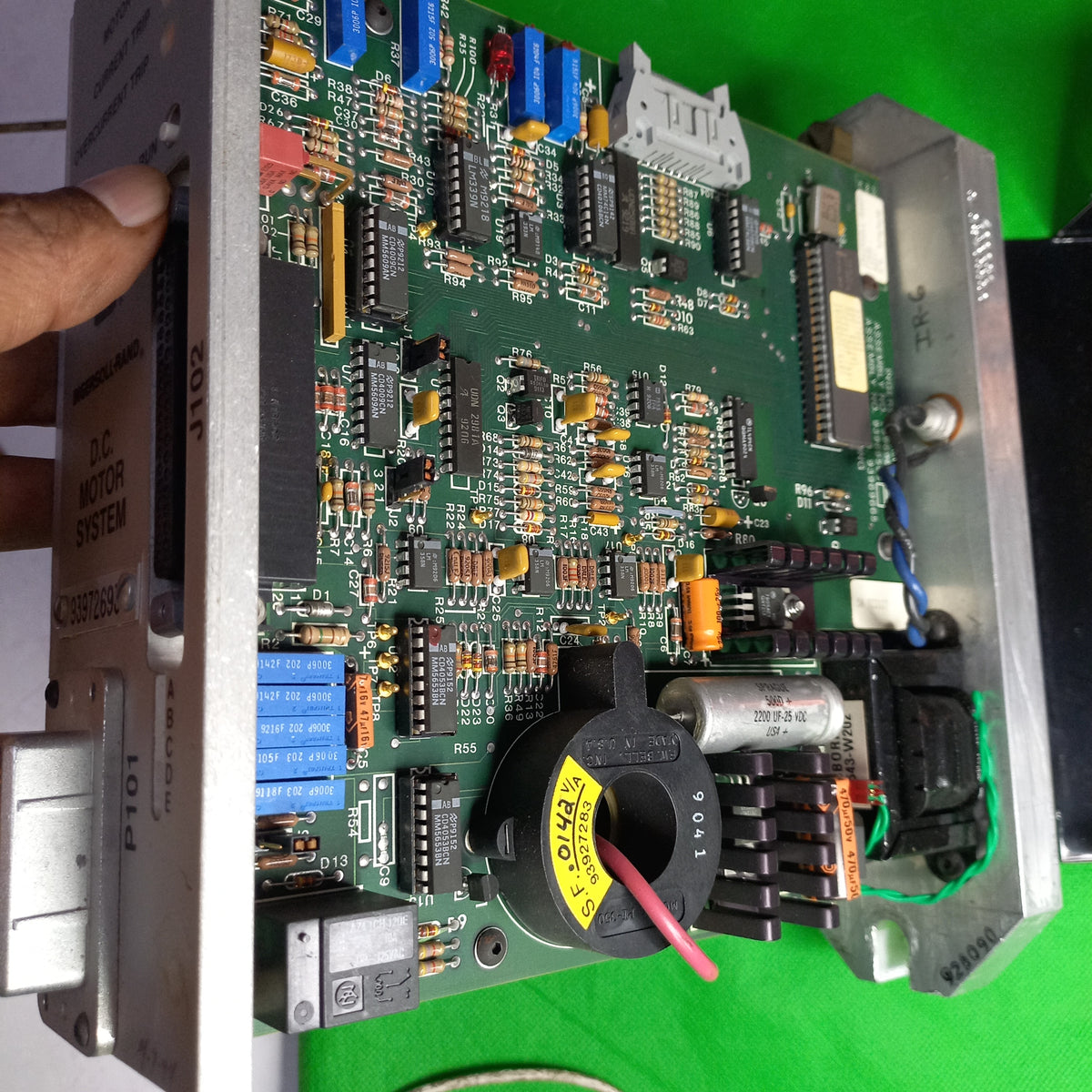ISOMETRIC VIEW COVER OPEN whats inside photo of 
Ingresoll-Rand D.C. Motor System 93972693

Ingresoll-Rand  Automated Production systems
Ingresoll-Rand IR 12-27-97 D.C. Motor System 93972693