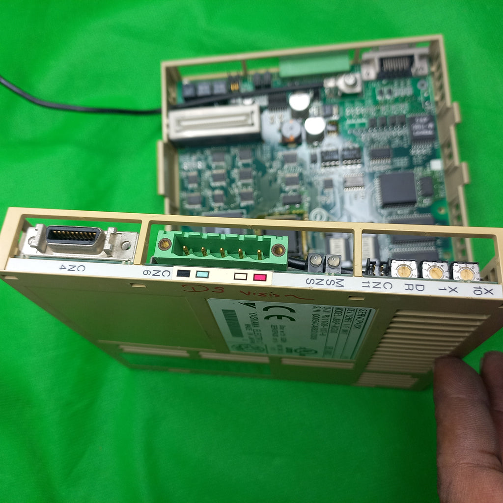 JUSPNS300 Yaskawa Integrates with Yaskawa Sigma-II servo packs to enable motion control and positioning via a DeviceNet network.