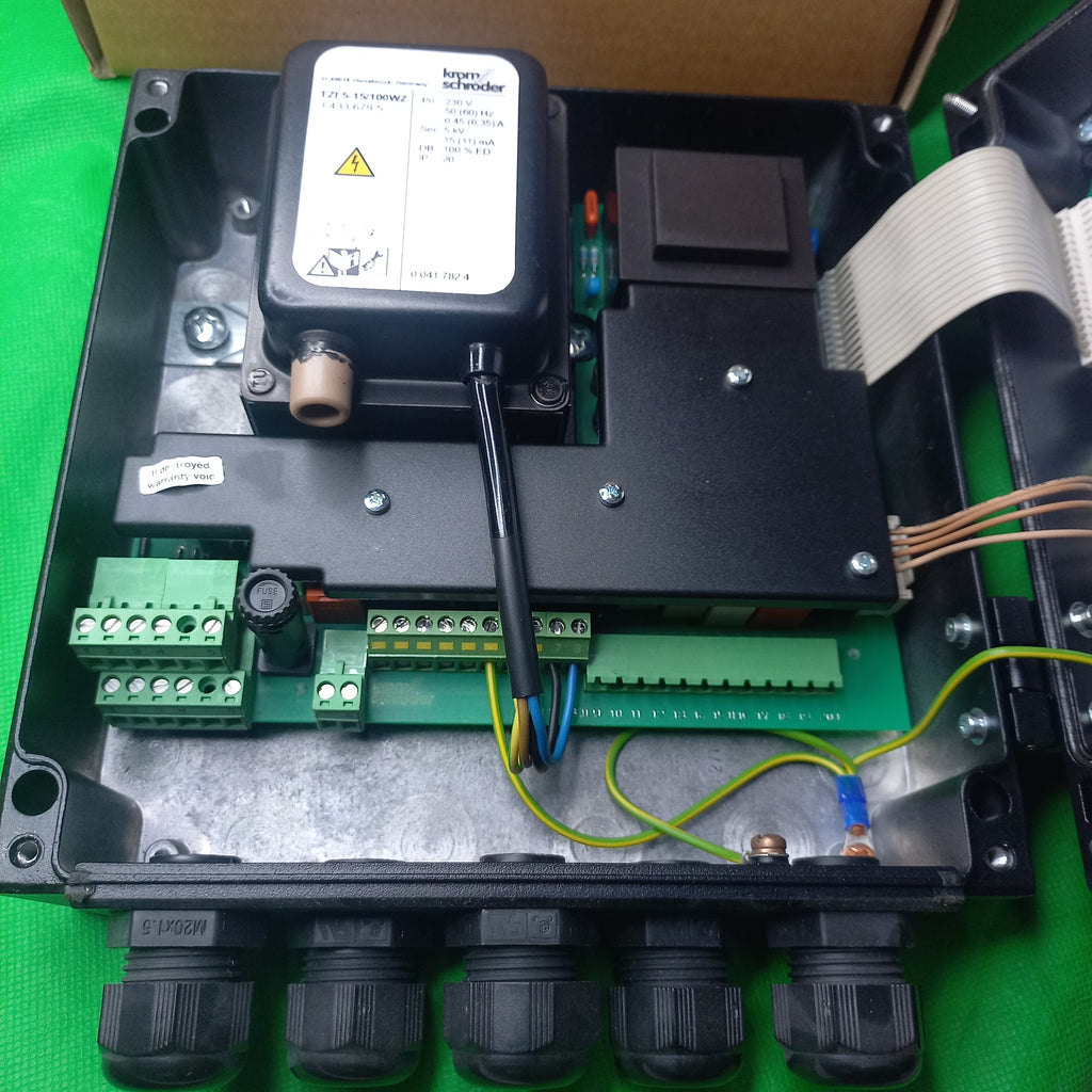 Clean photo of inside the box view ; Kromschröder (NOW HONEYWELL) BCU460 10/2W1GBS4, 84631656
For burners in intermittent operation or in continuous operation
