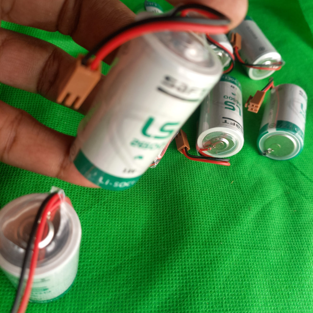 LS 26500 with wire connectore,  Lithium Thionyl Chloride 3.6 V Battery Non-Rechargeable (Primary)Voltage - Rated 3.6 V;  Saft; Capacity - 7.7Ah 
1.02" Dia x 1.98" H (25.9mm x 50.3mm)