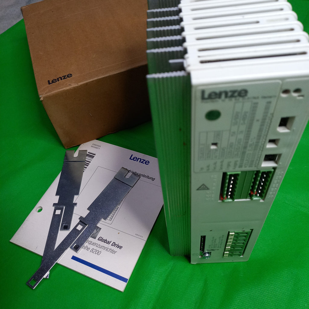 Lenze Type 33.8203_E; 
Typ 33.8203_E; 338203E1B11
Id.-Nr. 00356372
Eingang : E220/240V 15A 50/60Hz
Ausgang DO-220/240V 7A 0-480HZ
*33.8203 E.1B.11. | 338203E1B11