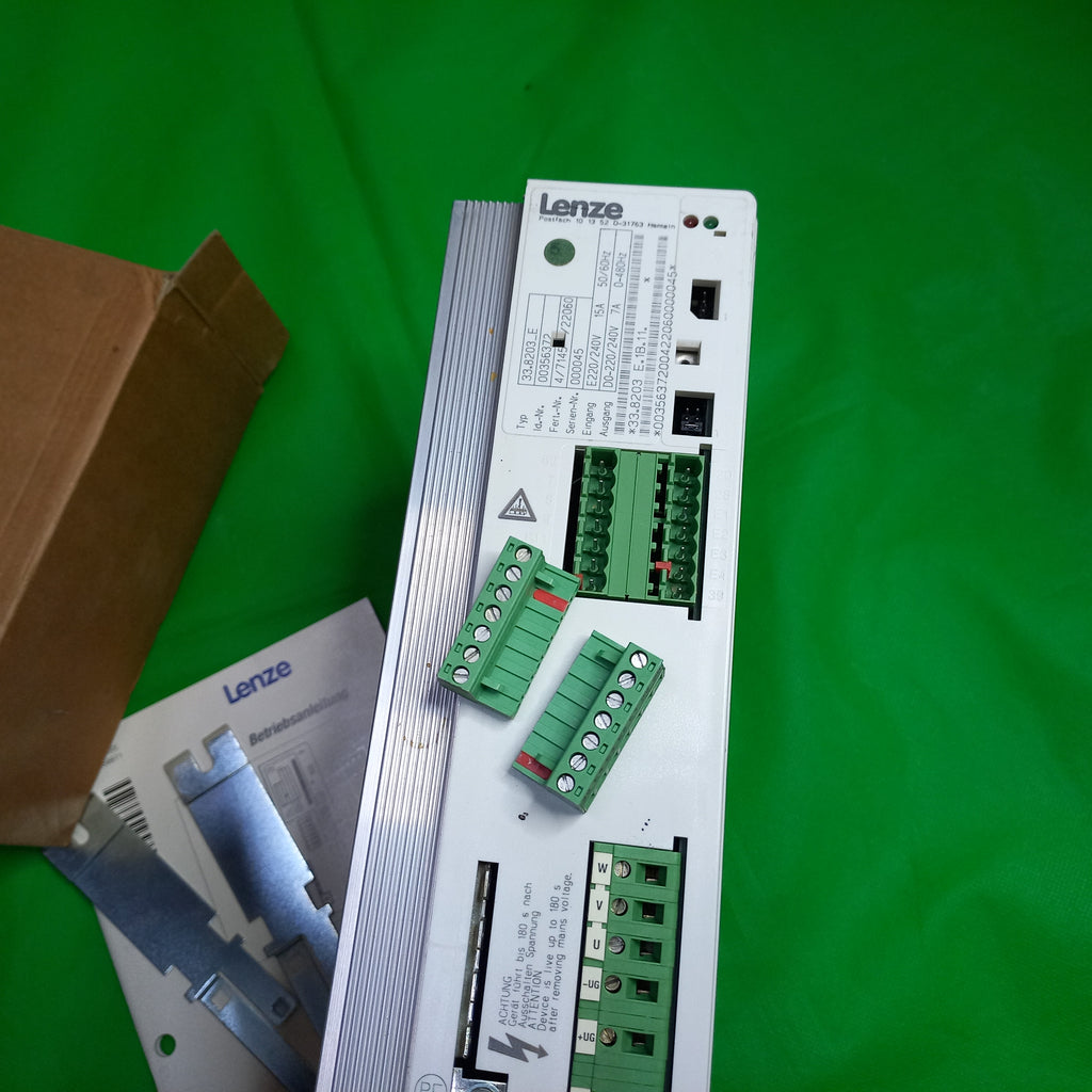 Connectors for Lenze with front side shwoing all contents of the box 