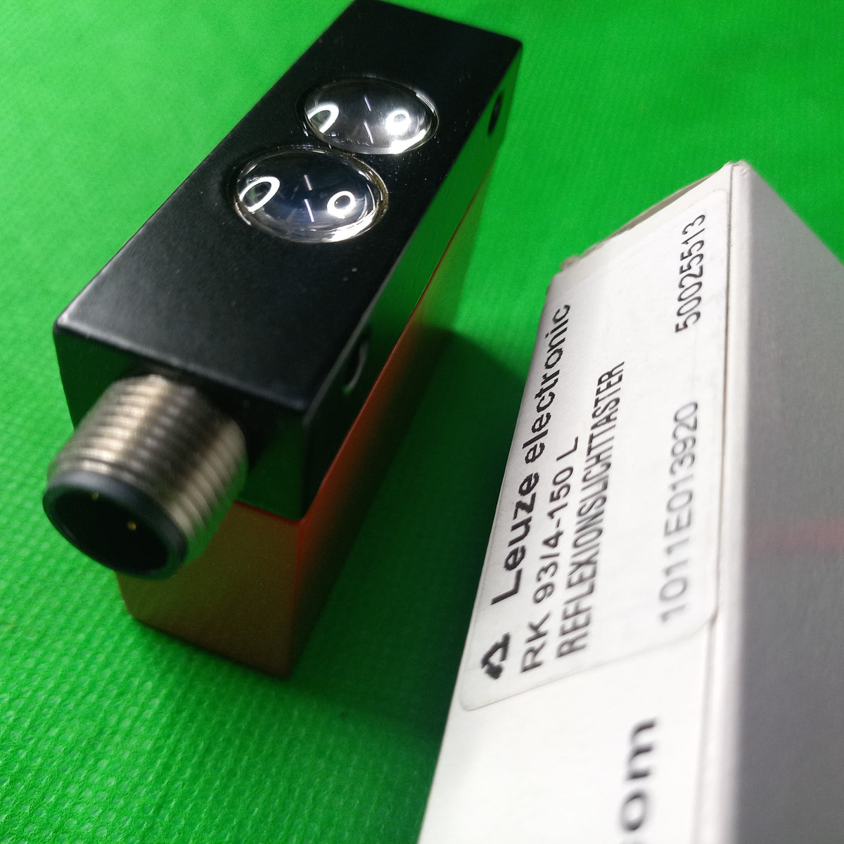 vertical side photo with specification sticker of Leuze RK 93/4-150 L
Energetic diffuse sensor