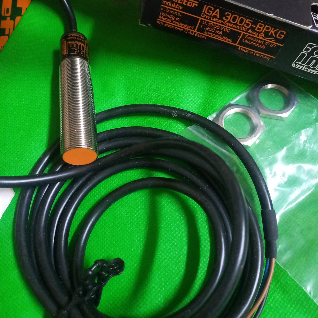 Sensing face of Inductive sensor 1G5397, 1GA3005-BPKG with 2 m PVC-Cable, PNP, NO, 5mm Range,