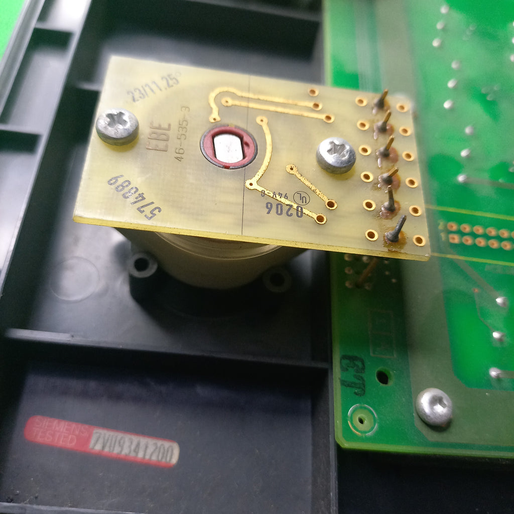 Rotary switch  EBE 46-535-3 fitted on Siemens 6FC5603-0AD00-0AA2 MCP for Sinumerik 892D, Mounted next to display.

