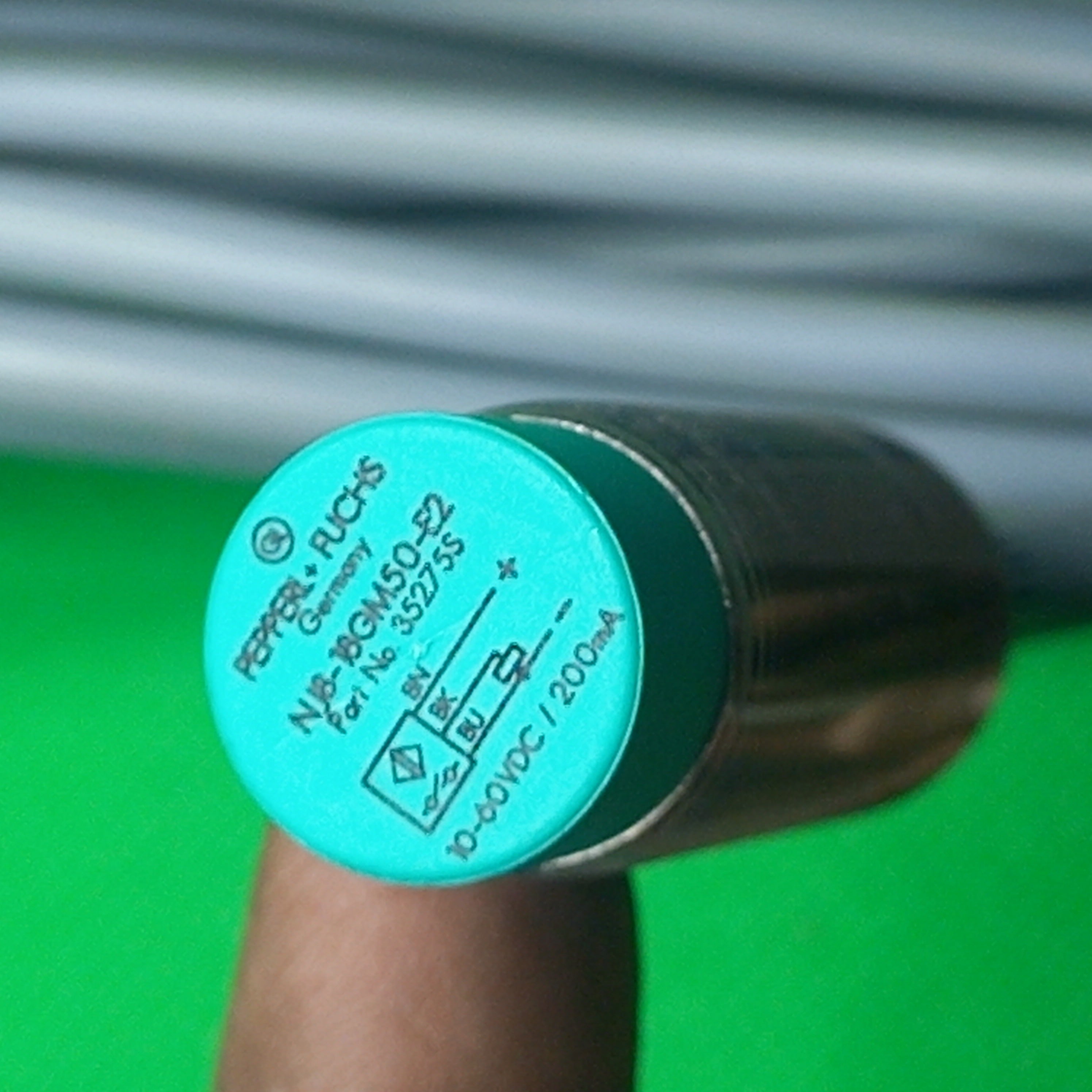 front face of Part No. 35275S , NJ8-18GM50-E2, Inductive sensor, NO, PNP, 8mm, on-Flush