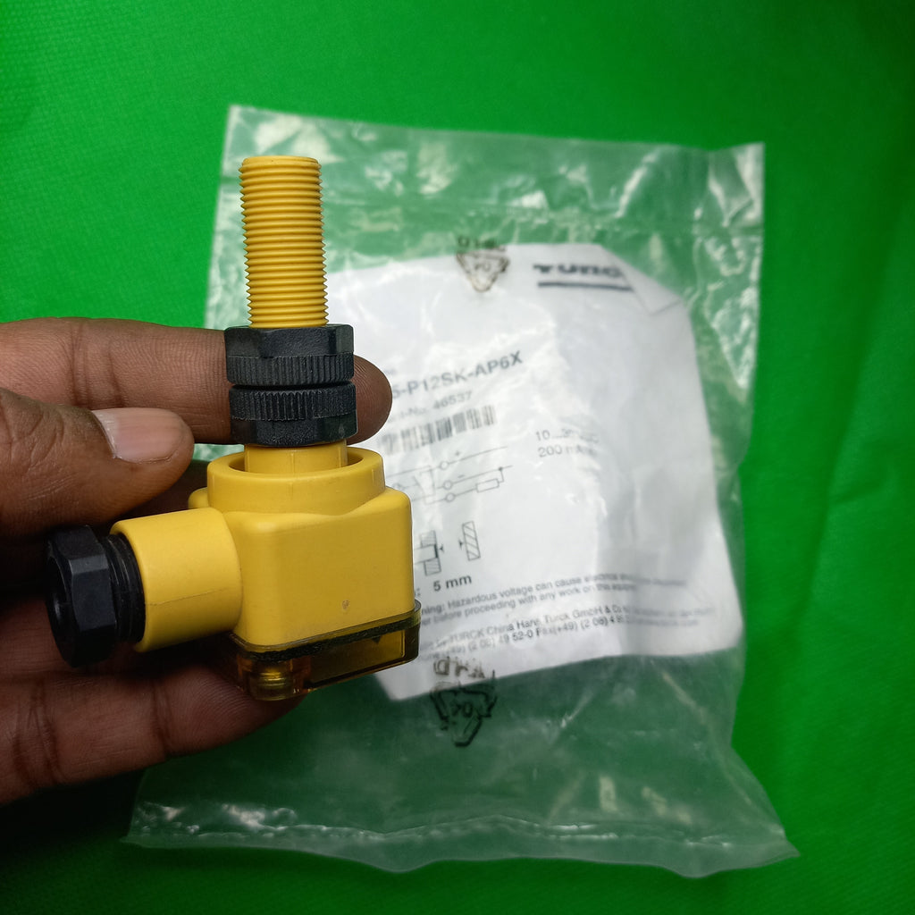 sensor rear side Ni5-P12SK-AP6X, ident-No. 46537, 3 wire, NO,  PNP, Non-flush, 5mm RAted switching distance
Features
■Threaded barrel, M12 x 1