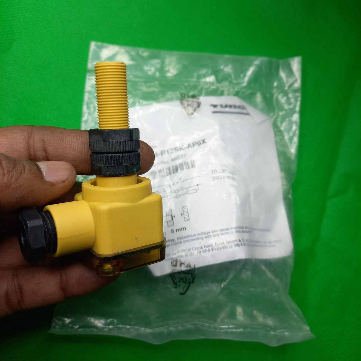 sensor rear side Ni5-P12SK-AP6X, ident-No. 46537, 3 wire, NO,  PNP, Non-flush, 5mm RAted switching distance
Features
■Threaded barrel, M12 x 1