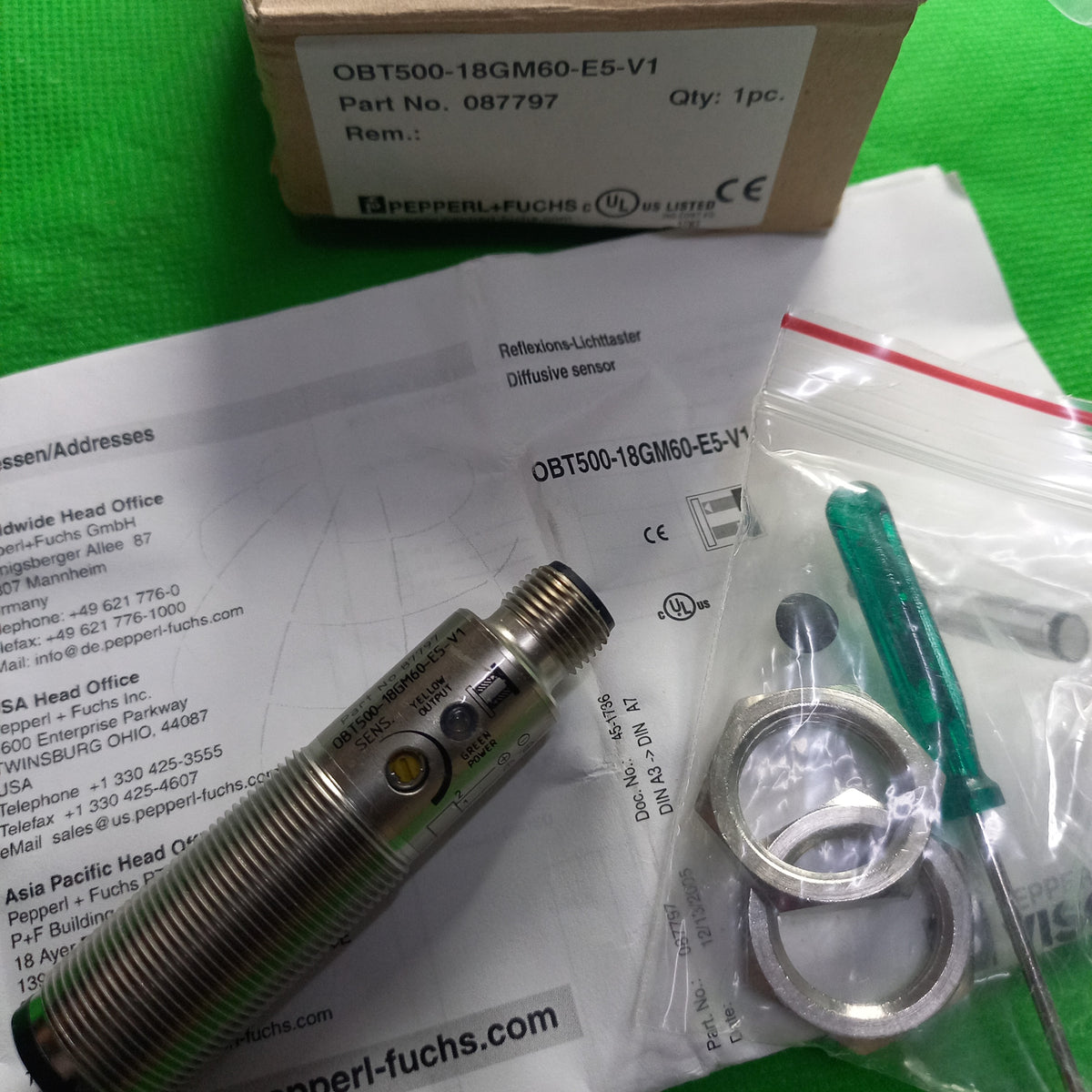 box contents with adjuster view OBT500-18GM60-E5-V1, Part No. 087797_