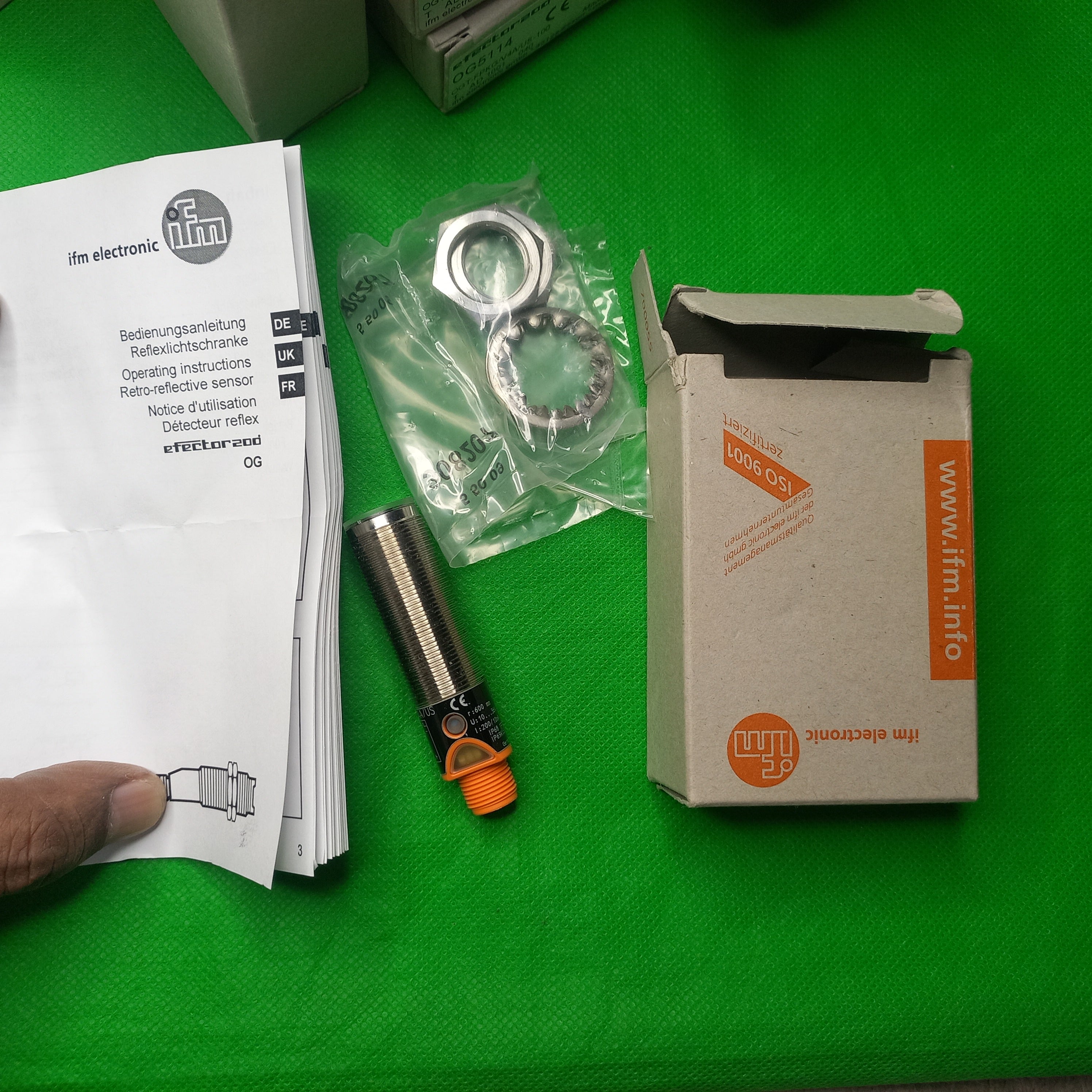 Box Contents _ OG5114 Diffuse reflection sensor OGT-FPKG/V4A/US-100
Infrared light | PNP | light-on/dark-on mode; (configurable)