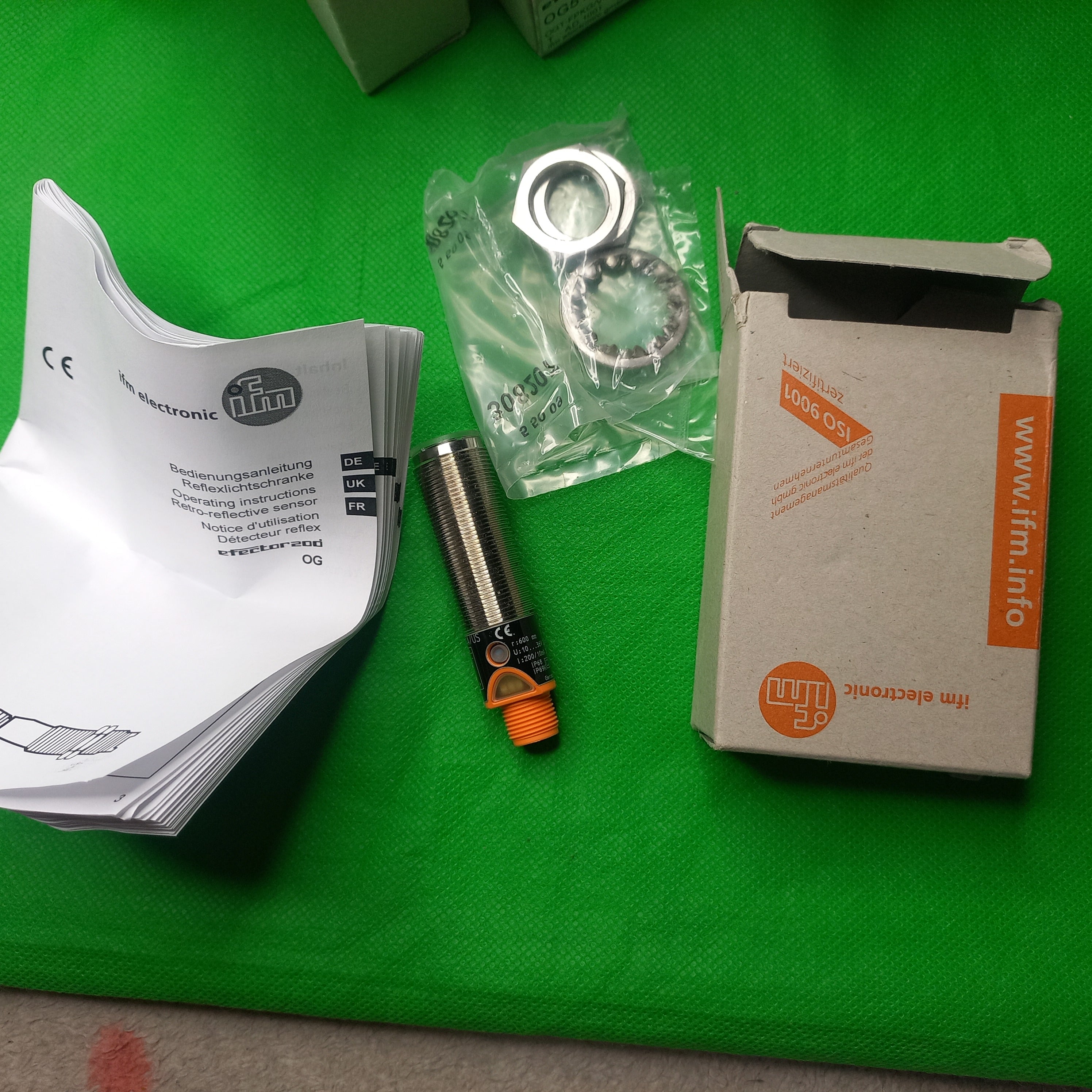 Box , diffuse sensor , manual and mounting accessories in the packet OG5114 Diffuse reflection sensor OGT-FPKG/V4A/US-100 