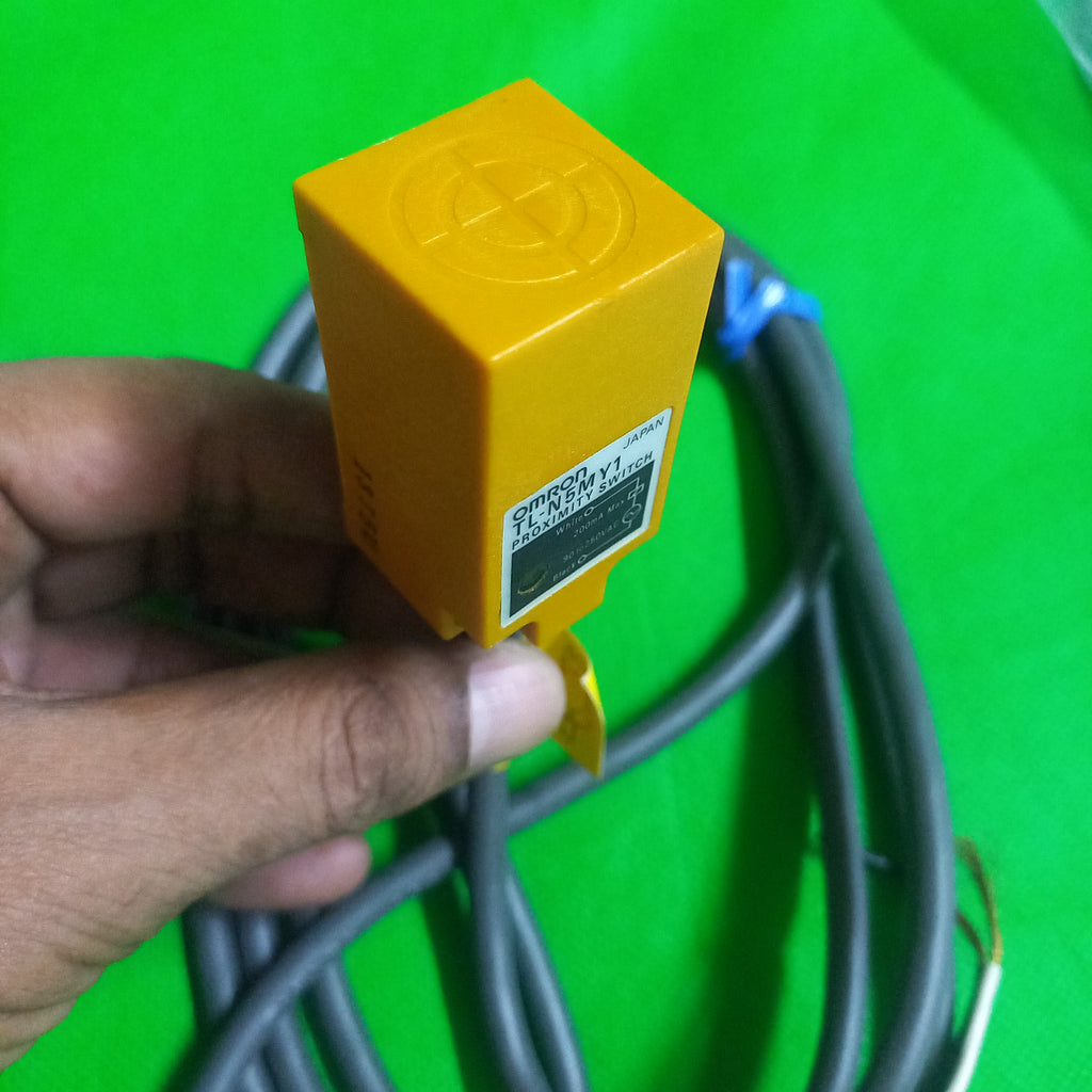 Omron TL-N5MY1 _ Proximity switch sensing face 25x25mm