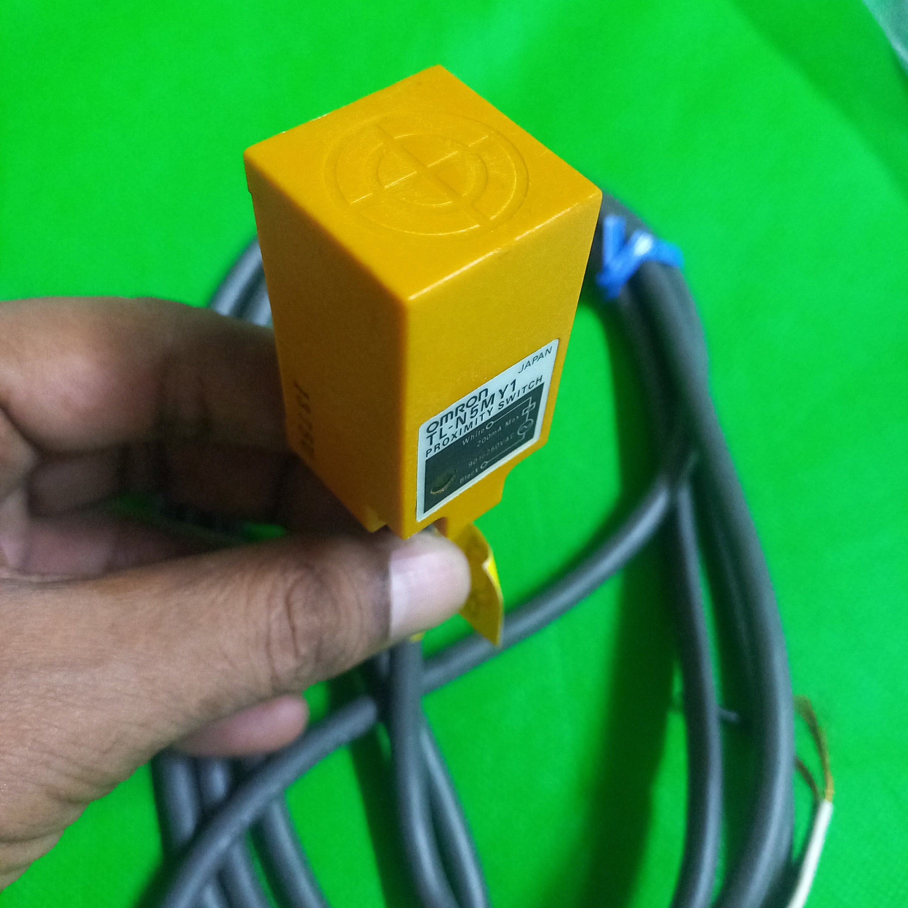 Omron TL-N5MY1 _ Proximity switch sensing face 25x25mm