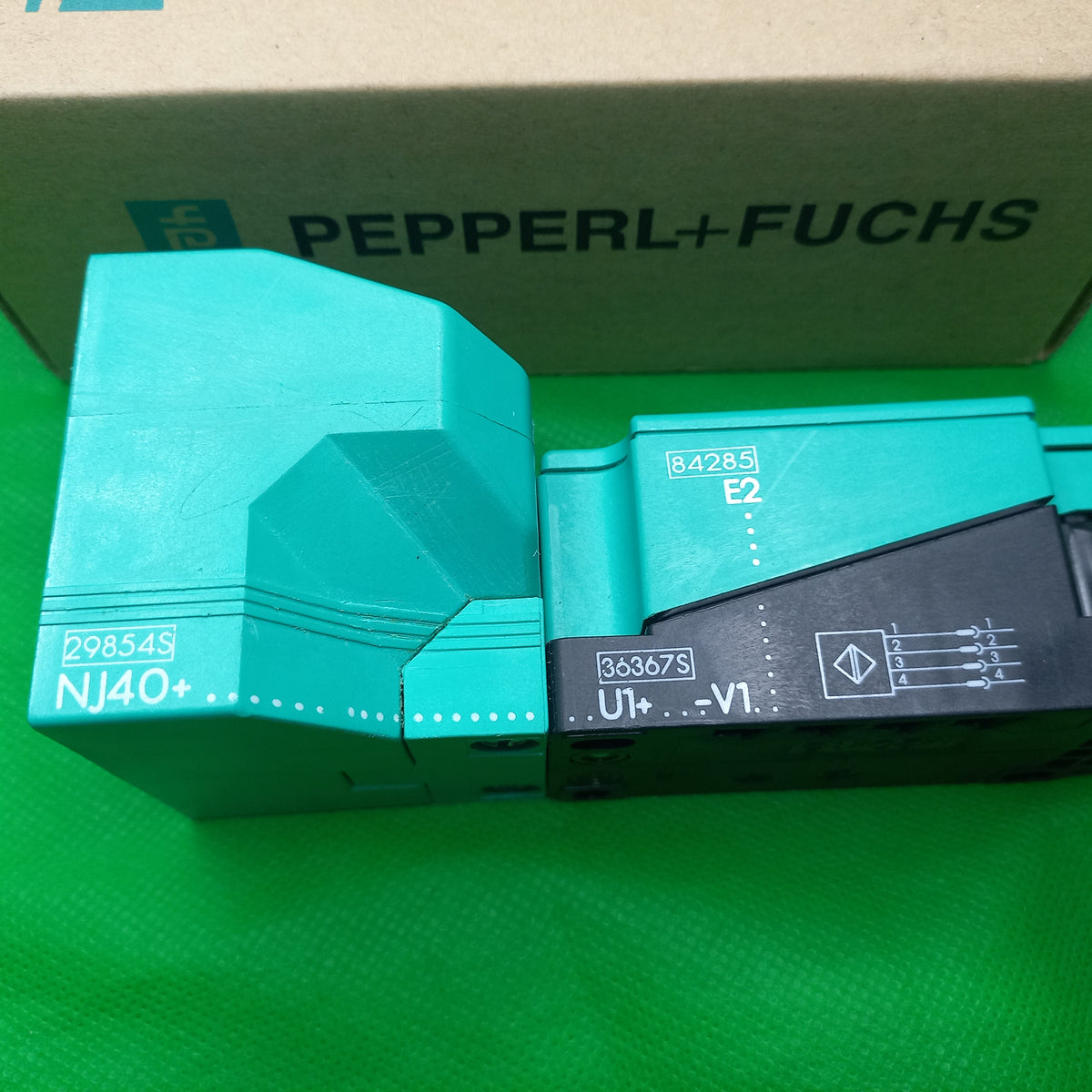 display of Nj40, E2 and U U1+V1 VARIKONT PEPPERL+FUCHS 084528_NJ40+U1+E2 3 Wire, 40mm Range, PNP, NO,Non Flush,	10 ... 60 V