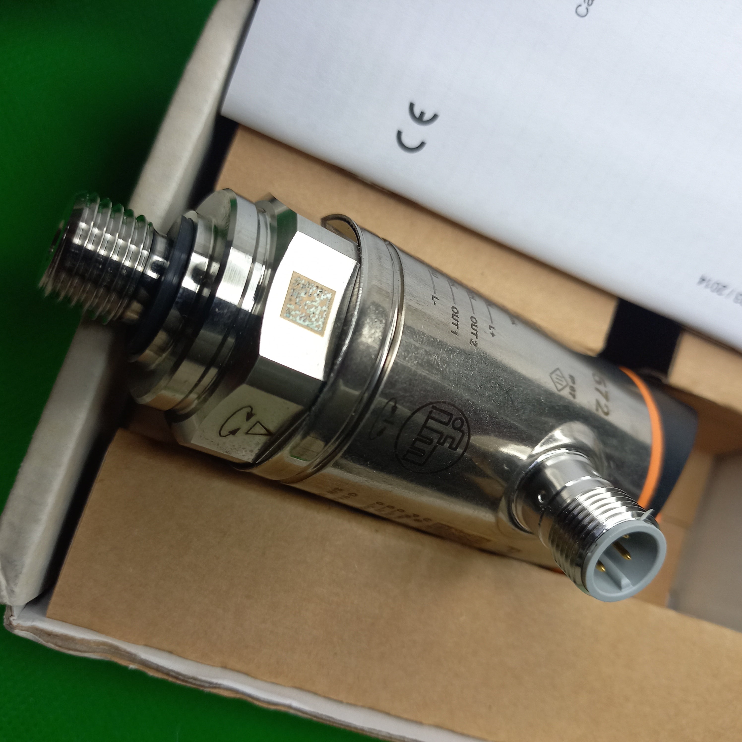 Connector threads visible on Pressure sensor with display PN7572 PN-100-SEG14-QFRKG/US/ /V