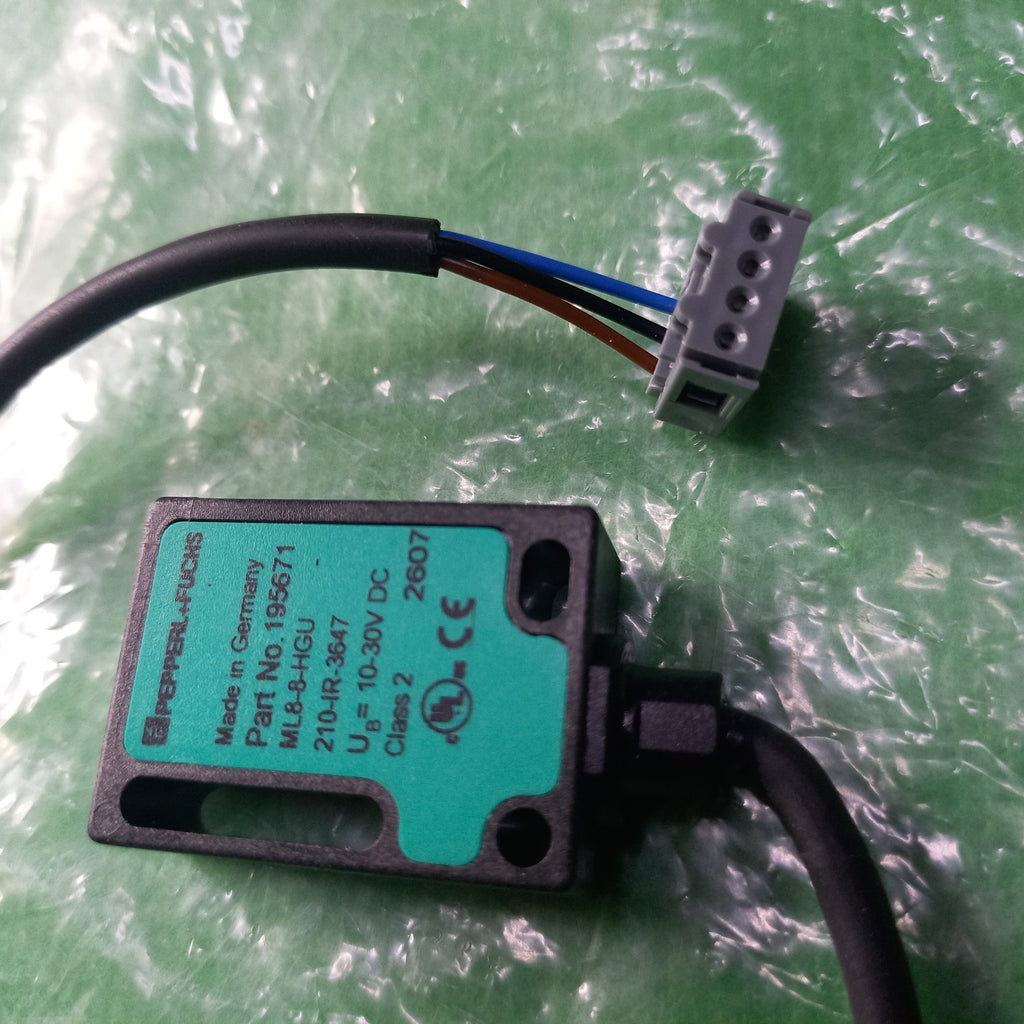 Connector shape of Pepperl Fuchs 195671; ML8-8-HGU210-IR-3647