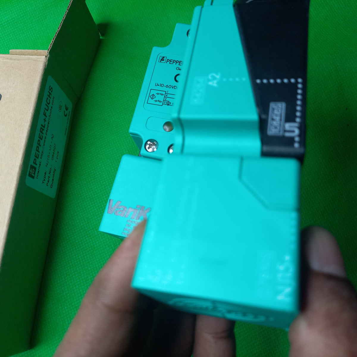 Side view of NJ15+U1+A2, 084507,4 Wire, complementary, PNP, 15mm Rated Operating distance, Flush installation, DC, 10 ... 60 V, 40x40x118mm Block sensor
