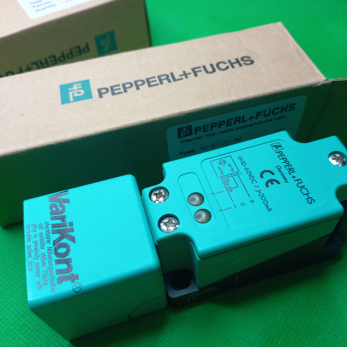 Unboxing photo NJ15+U1+A2, 084507,4 Wire, complementary, PNP, 15mm Rated Operating distance, Flush installation, DC, 10 ... 60 V, 40x40x118mm Block sensor
