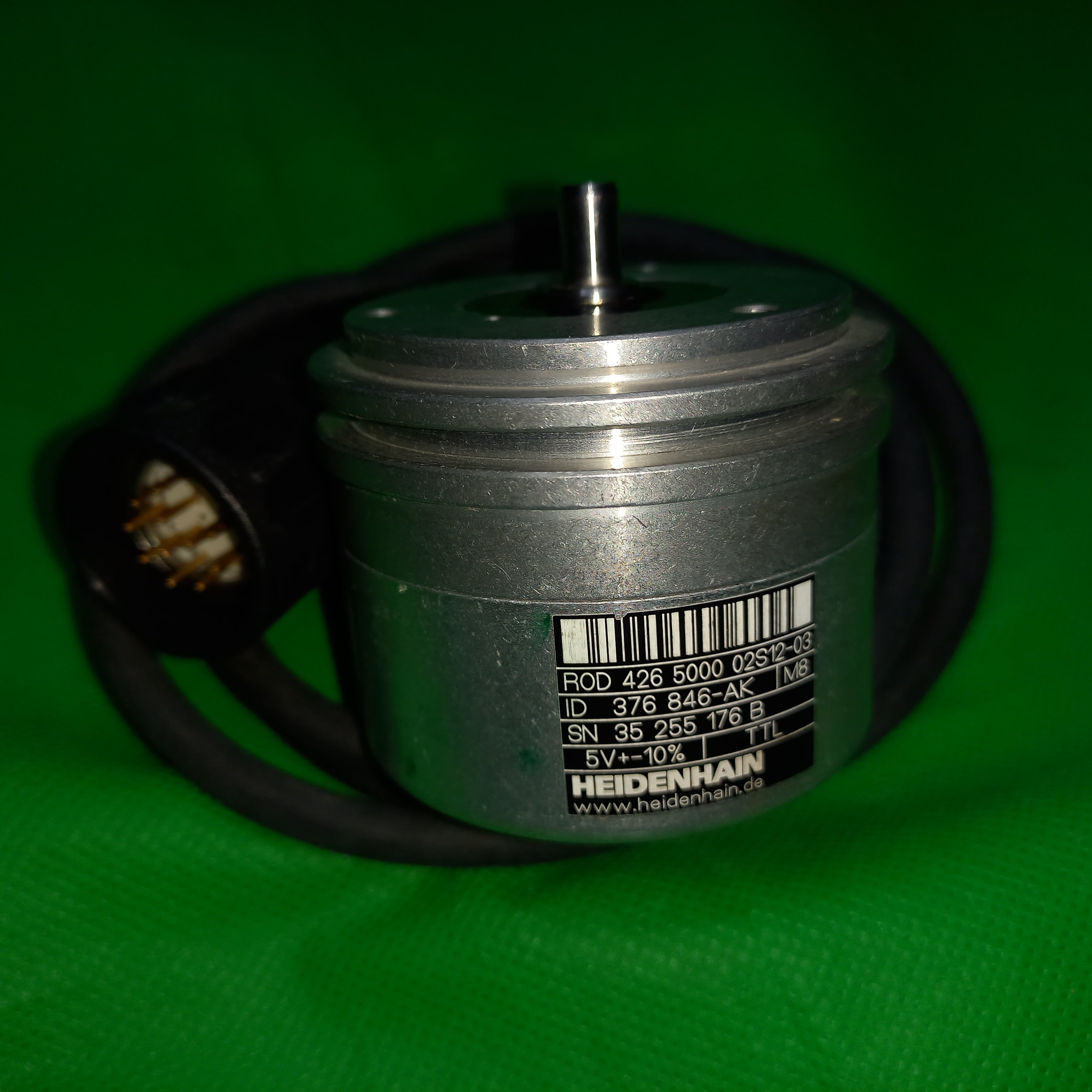 Specification Sticker with Connector showing, Shaft, Flange showing ROD 426 5000 02S12-03, ID 376 846-AK, 5V, TTL, M23 Connector at Cable, 6mm Shaft, Synchro Flange 