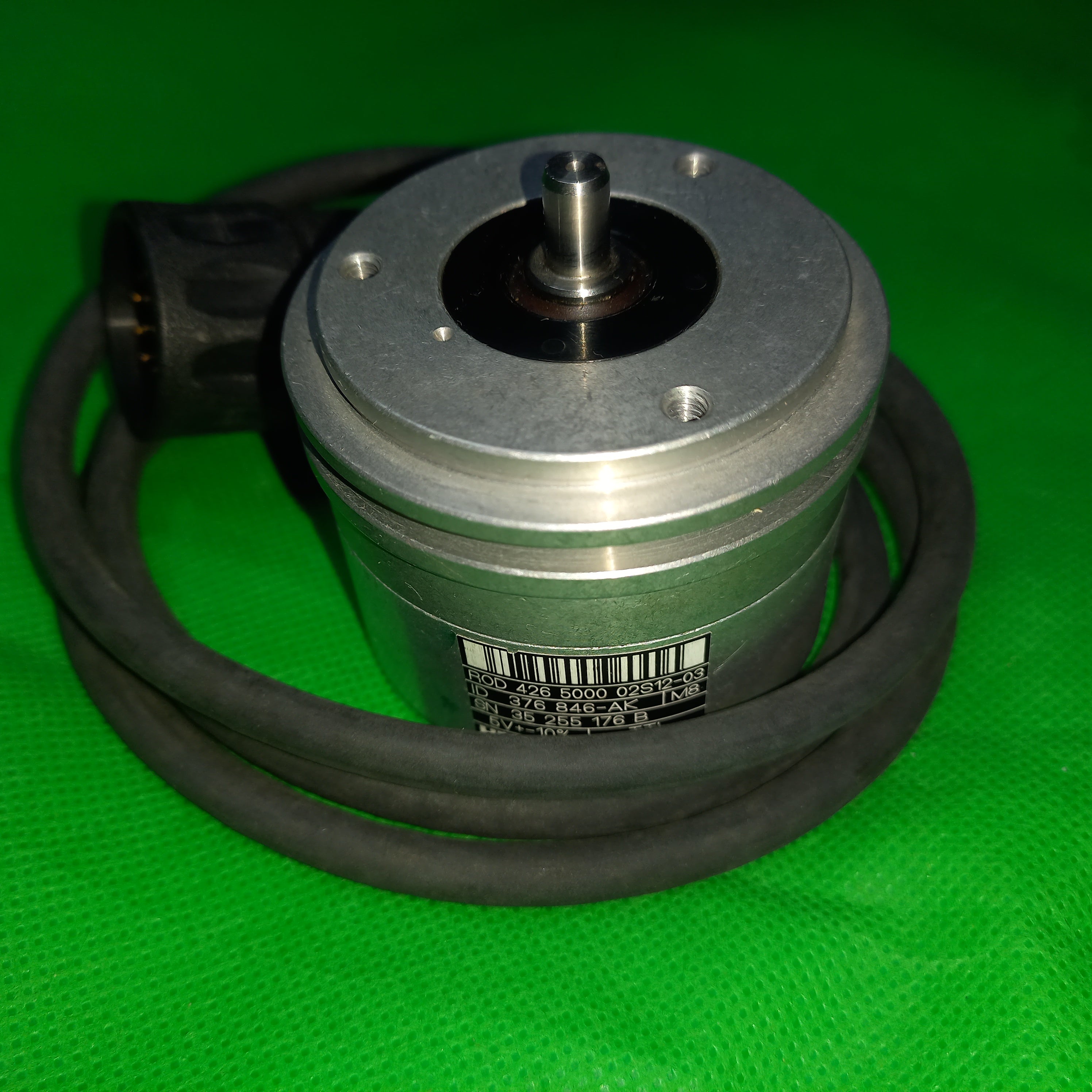 showing 6mm shaft and synchro flange  of TTL Encoder ROD 426 5000 02S12-03 with Cable