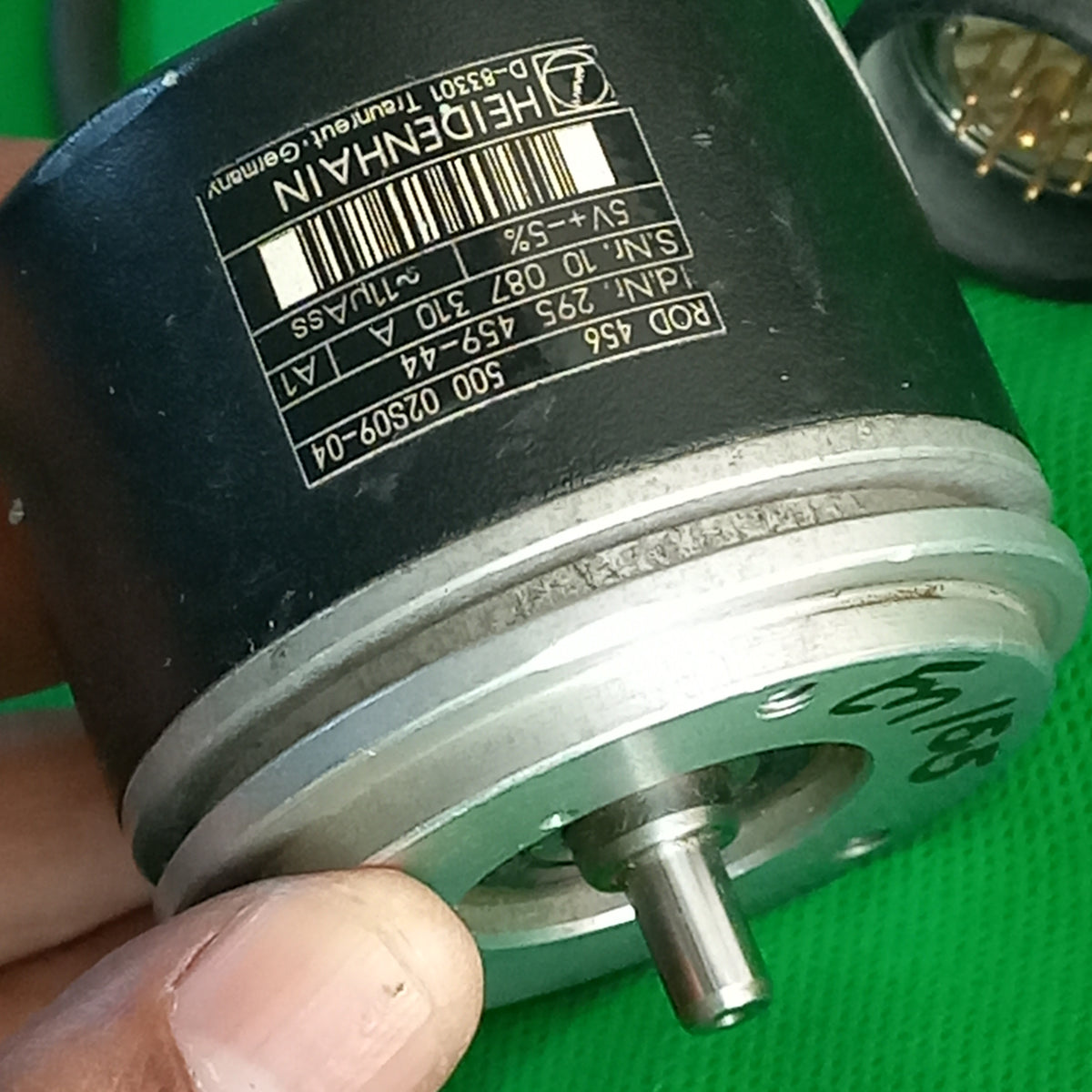 Encoder Clamping flange, 11µAss;
ROD456 500 02S09-04 Id.Nr . 295 459-44

The&nbsp;HEIDENHAIN ROD 456 incremental rotary encoder&nbsp;offers the following features…

6mm diameter shaft
Line counts 500 for this encoder&nbsp;
11µApp signal