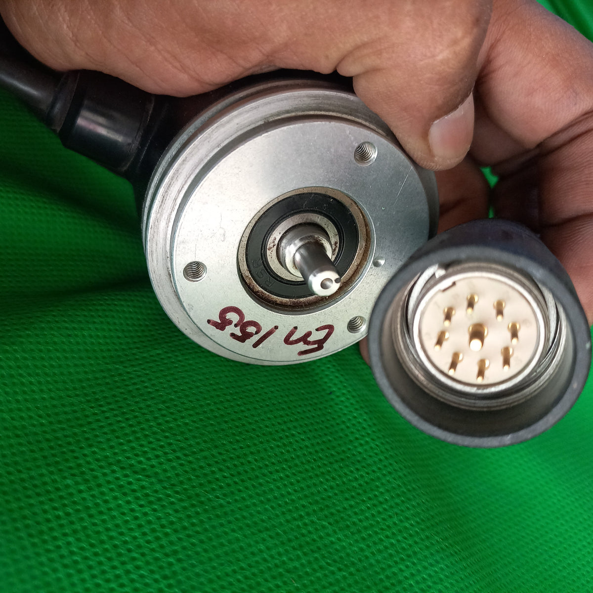 Front connector view and shaft view of Encoder Clamping flange, 11µAss;
ROD456 500 02S09-04 Id.Nr . 295 459-44 HEIDENHAIN ROD 456 incremental rotary encoder&nbsp;offers the following features…
6mm diameter shaft
Line counts 500 for this encoder 
11µApp signal