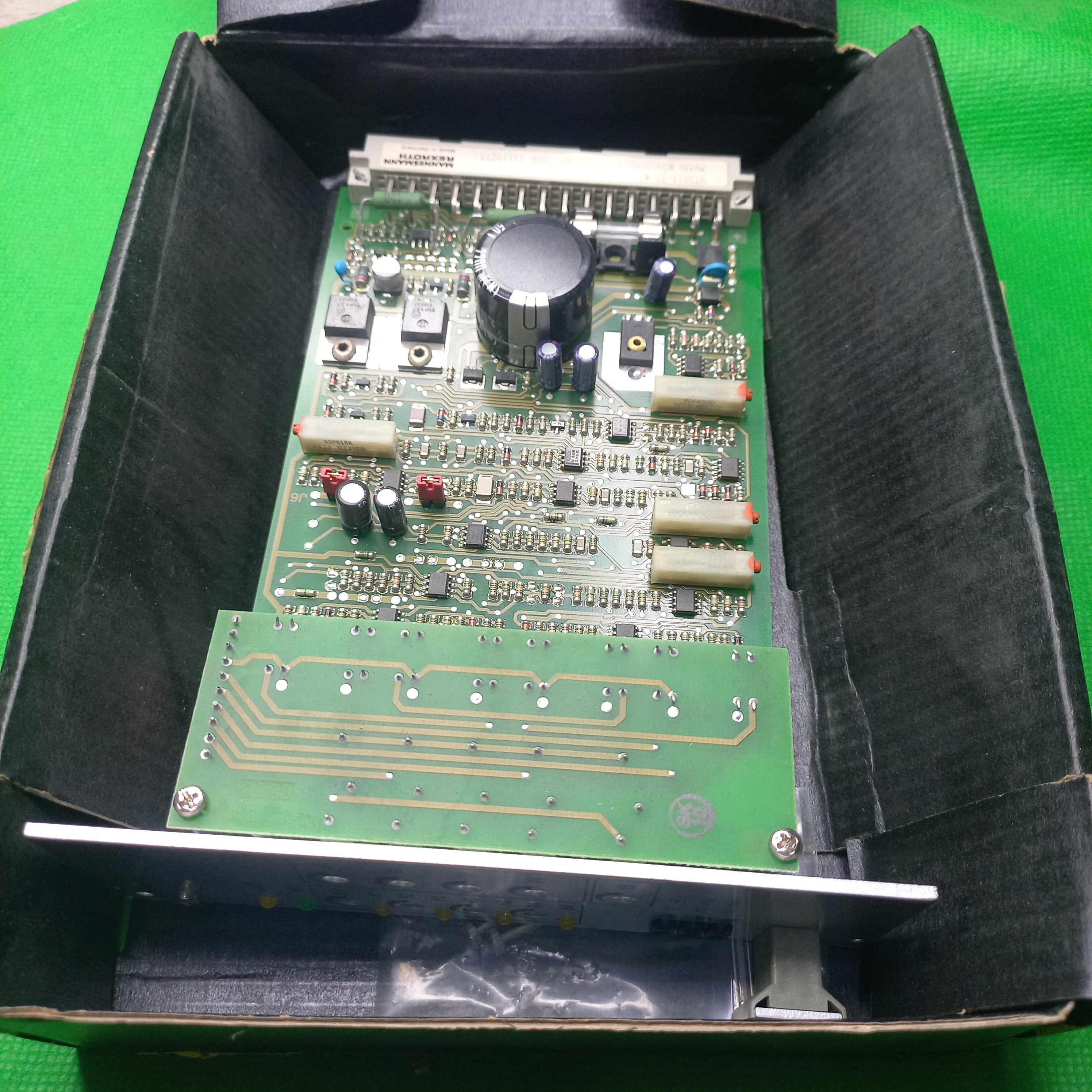 Inside the beautiful black box Mannesmann Rexroth VT3017-37#2 MatNr #00020302 A102 E 521860.0500
