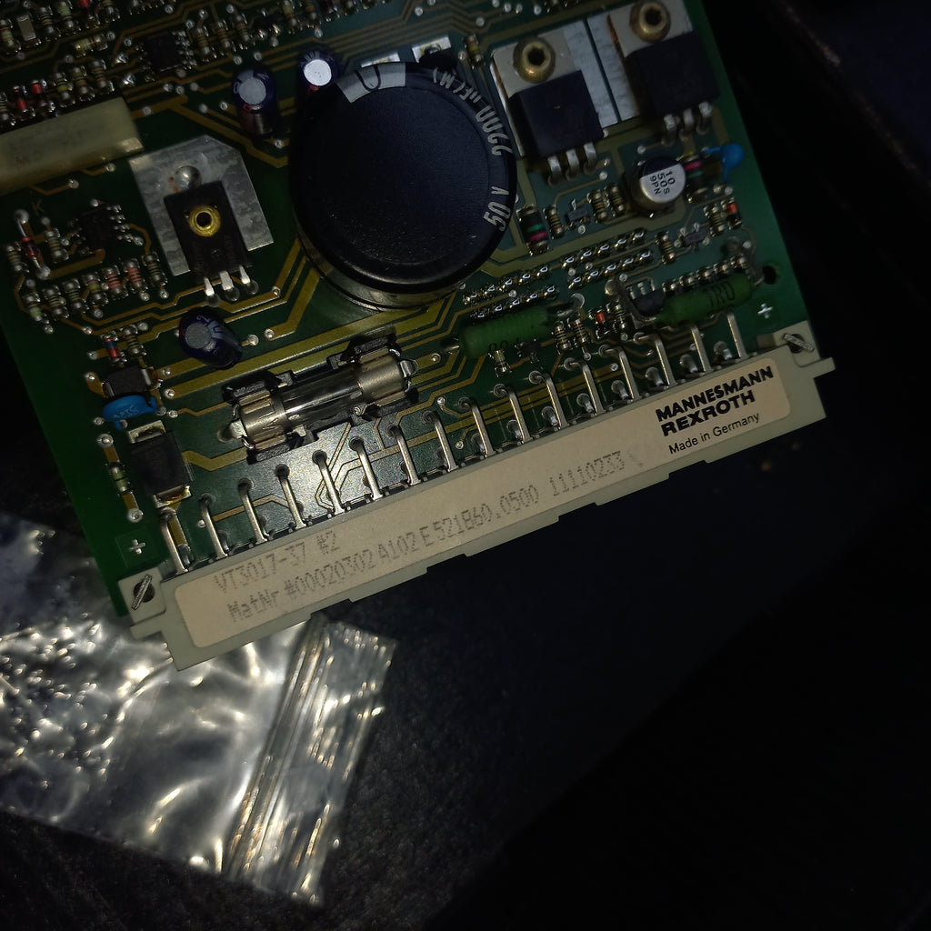 Specification sticker on connector at Mannesmann Rexroth VT3017-37#2 MatNr #00020302 A102 E 521860.0500
