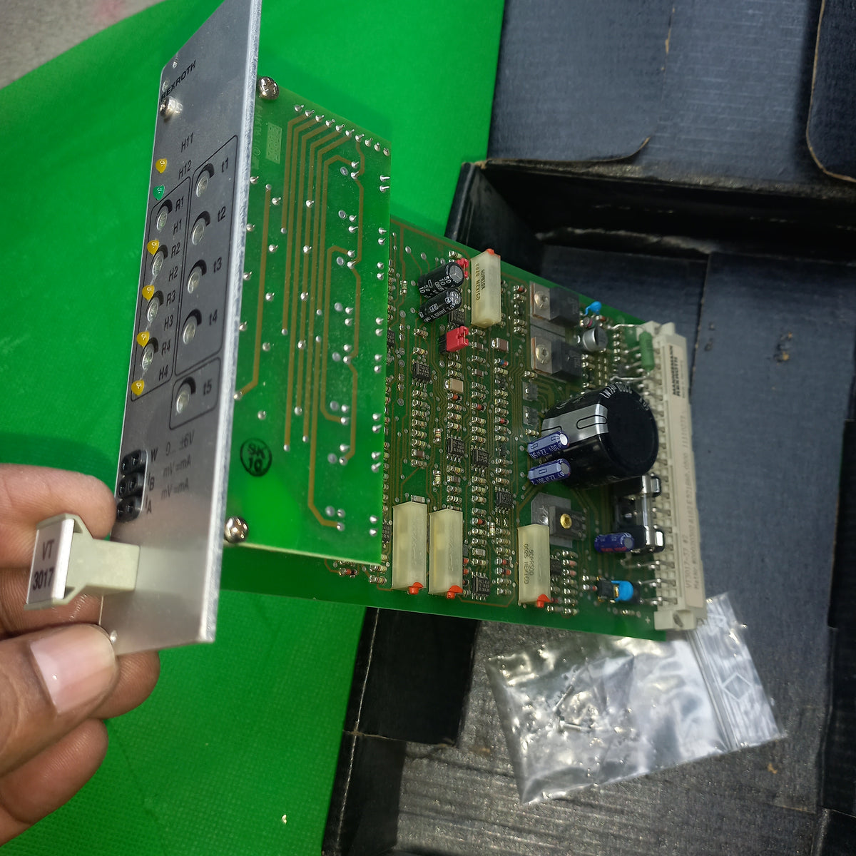 Inside the new box Mannesmann Rexroth VT3017-37#2 MatNr #00020302 A102 E 521860.0500
