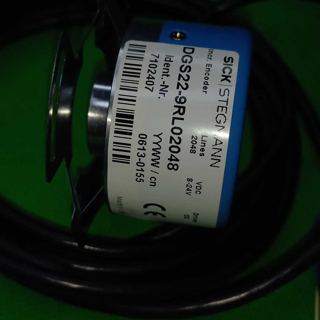 side view of mounting flexible stator flange mounting with sticker showing part number Sick DGS 22 9 R L 02048, 7102407,