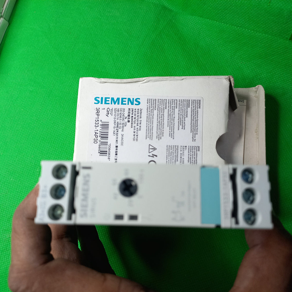 Box and the inside contents unboxing photo of SIEMENS 3RP1533-1AP30 TIME RELAY, OFF-DELAY  3RP15331AP30