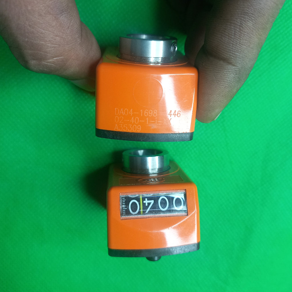 TOp and bottom view in one shot digital position indicator SIKO DA04-02-40-1-i-14_MountPos=2, Incr/rev=40mm, in Counter Clockwise Direction, Decimal point =1, 14mmHollow
