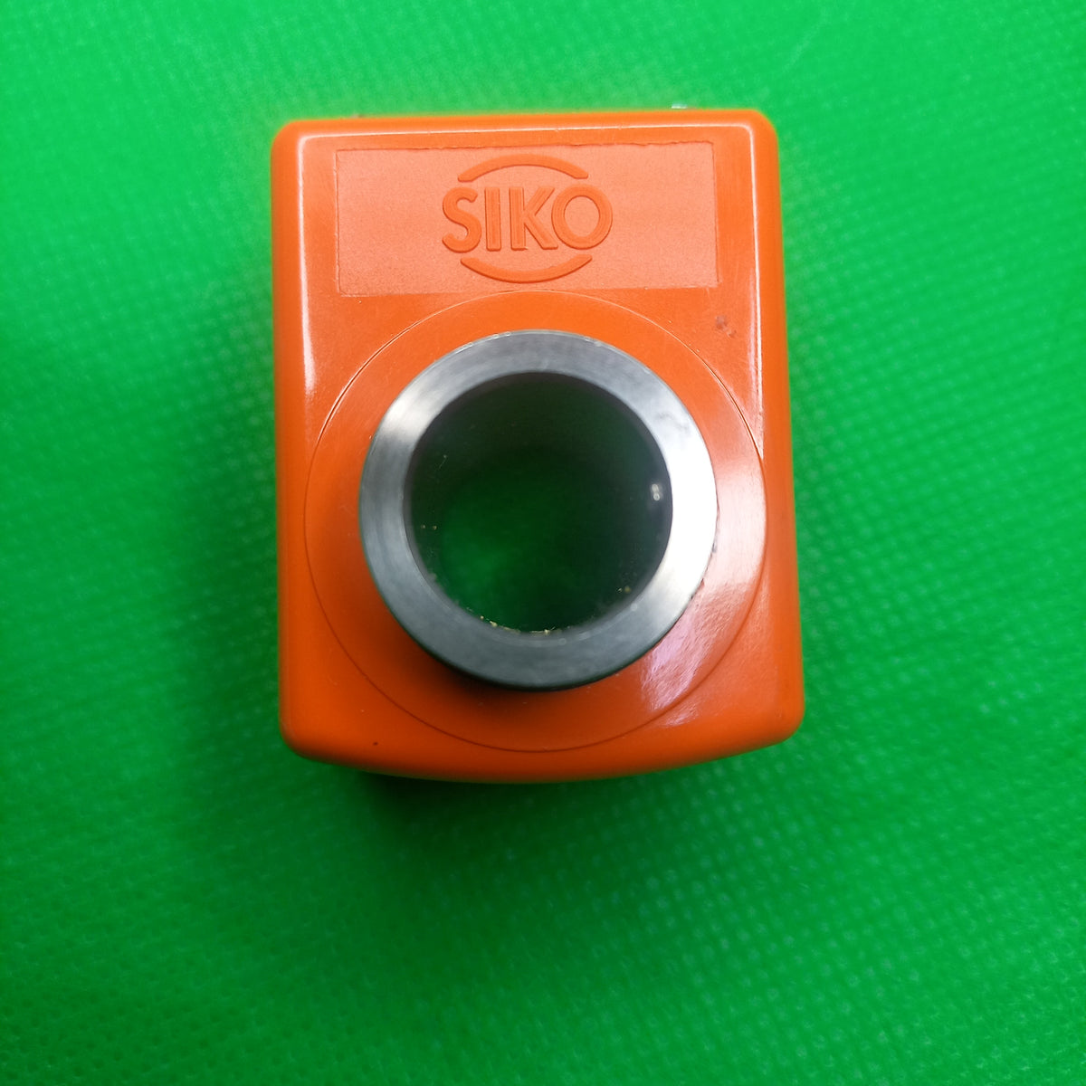 Front view of SIKO DA04-02-50-2-i-14| DA0402502ixx : 14 Hollow, increment 50 per CW rev, 2 Decimal, Mounting Position 2