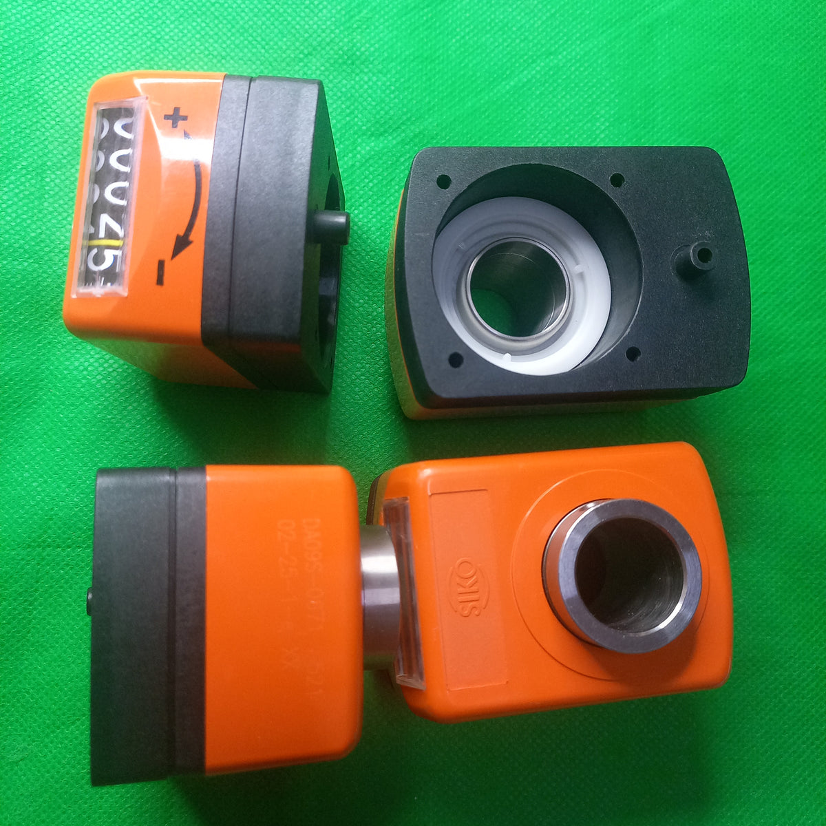 4 views in one frame for 
DA09S-02-25-1-e-20_CCW,MountPos=2, Incr/rev=25mm, in Counter Clockwise Direction, Decimal point =1, 20mmHollow