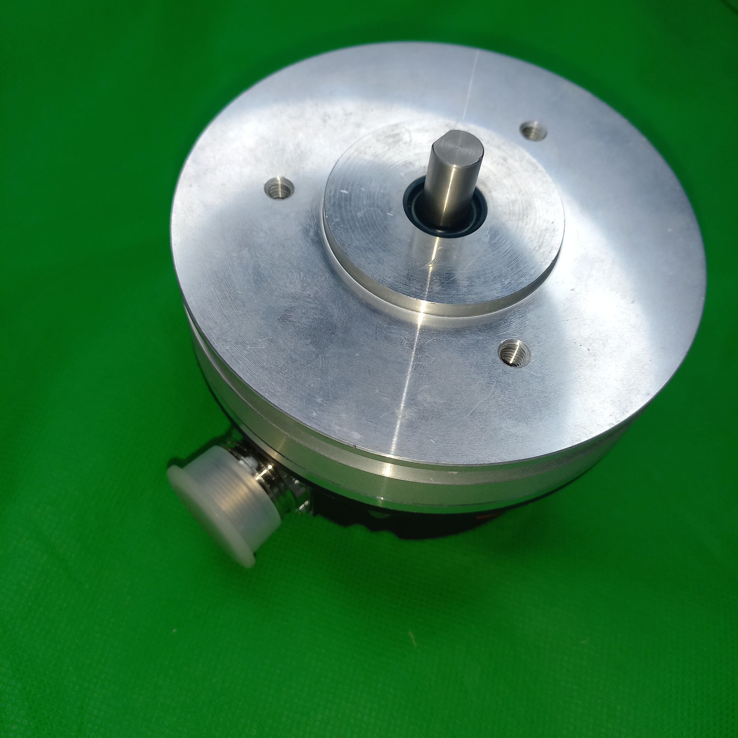 Flange and shaft view of  SinCos SCM 70 KWAF 