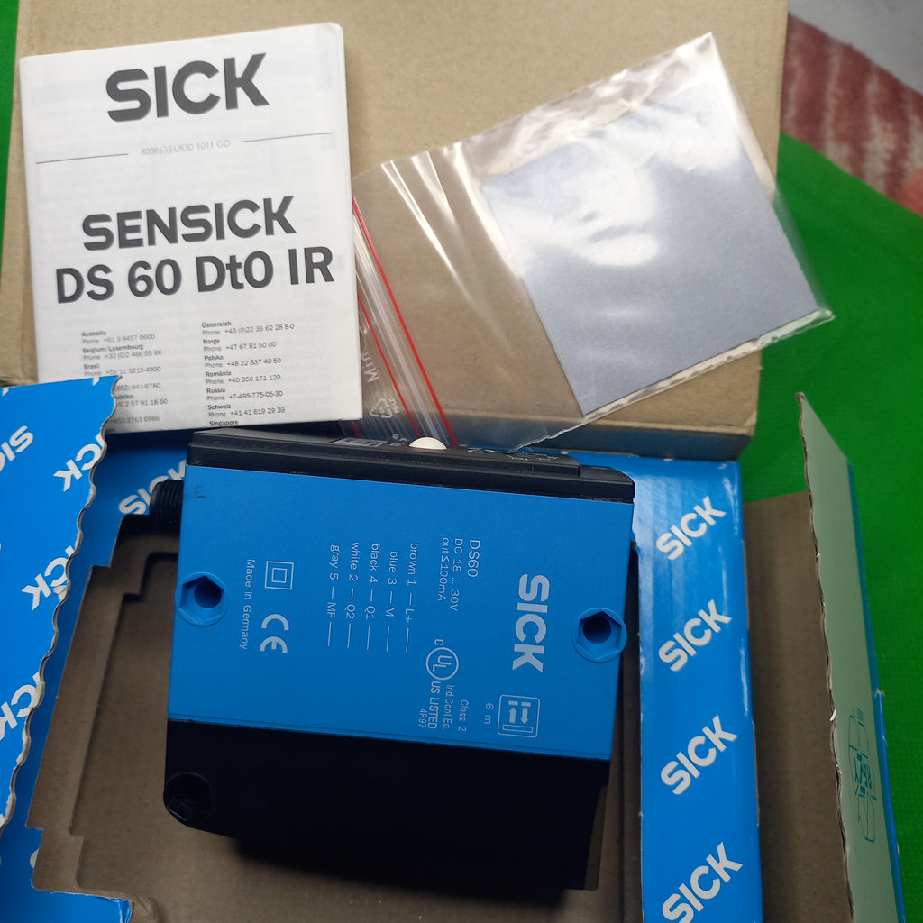 Box contents of DS60-P41111; Part no. 1016687 | DS60P41111 | 101 6 687 | Laser, infrared, Invertable switching output, 2xPNP