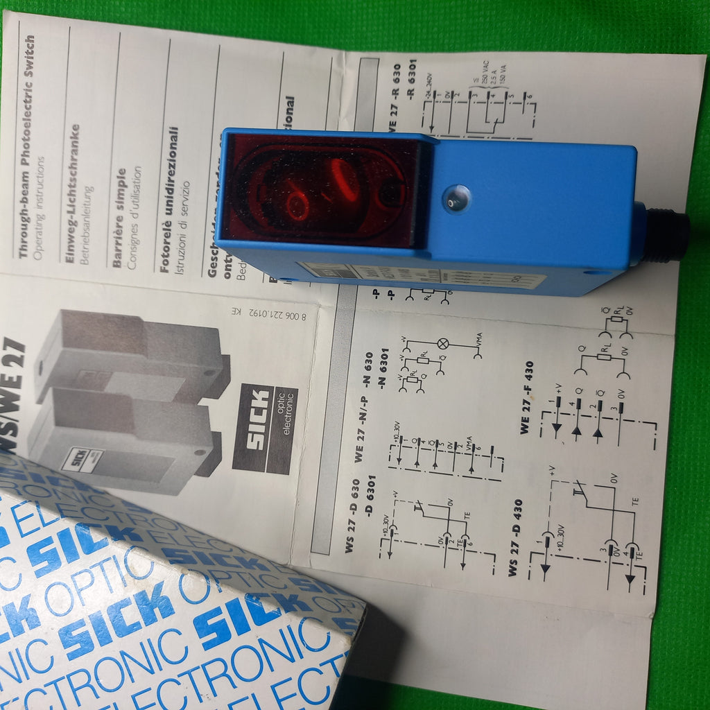 Front view of red sensor Sick Sensick P, 1 010 446,  WE27-F430, 1 010 446, 1010446, DC 10-30V Photosensor Redlight