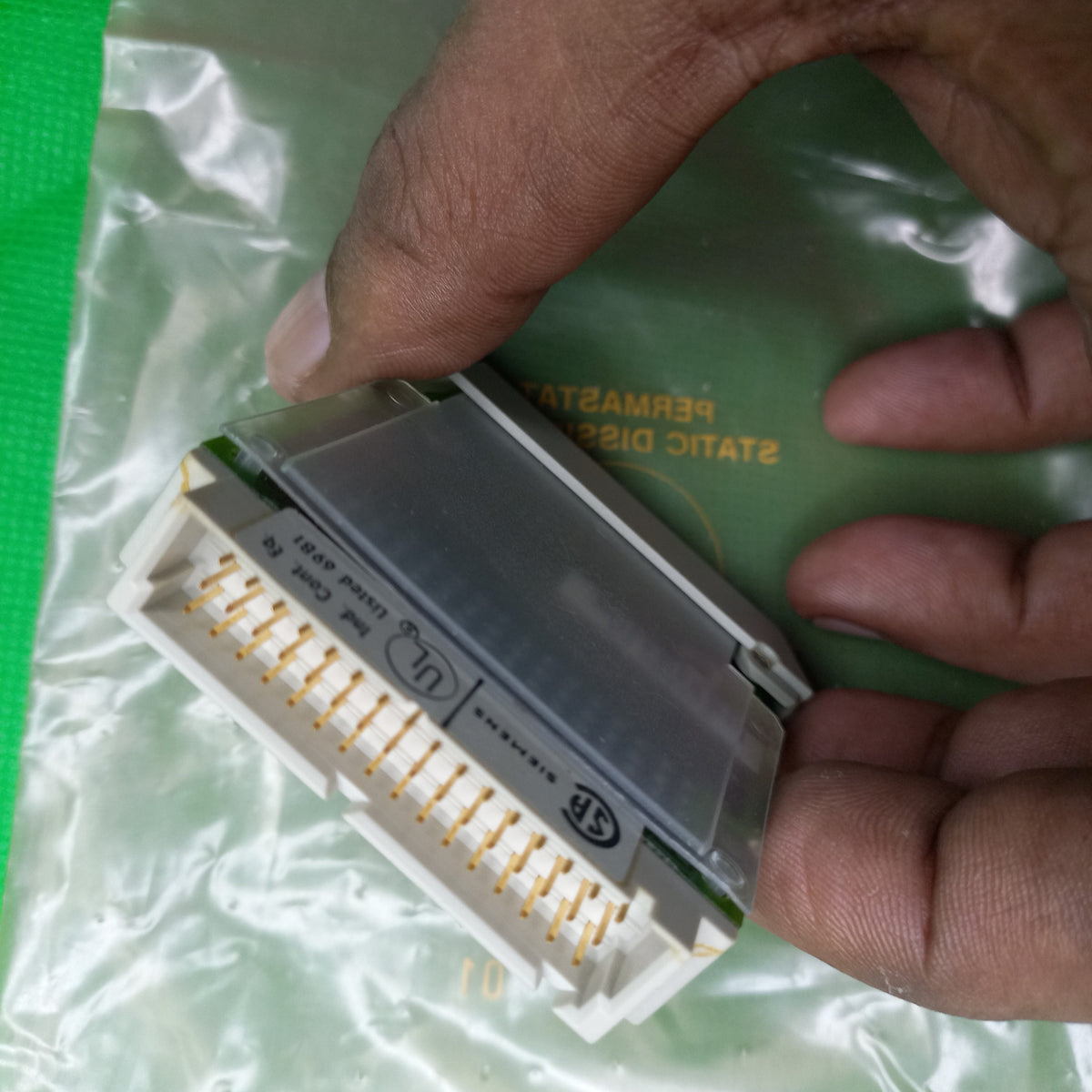 Connector side view of SIMATIC S5, 6ES5377-0BA31 RAM, 64KB
Misspelled sometimes as 6E55377-0BA31, 6ESS377-0BA31  Memory module 377 Short design RAM, 64 KB,with backup battery