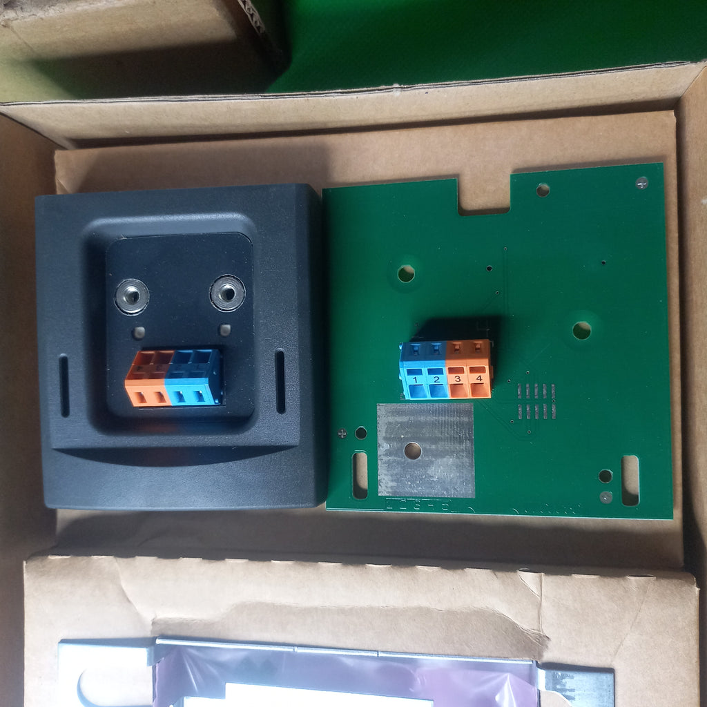 Siemens 6SE6400-0PM00-0AA0  MICROMASTER 4 BOP/AOP door mounting kit for single converter