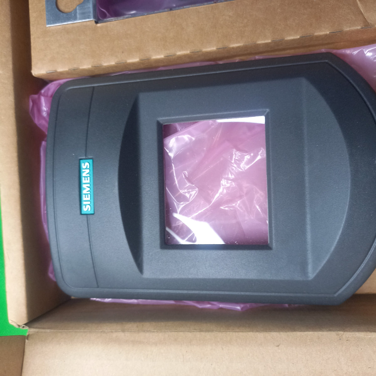 Front Mould assembly Siemens 6SE6400-0PM00-0AA0 
 MICROMASTER 4 BOP/AOP door mounting kit for single converter
