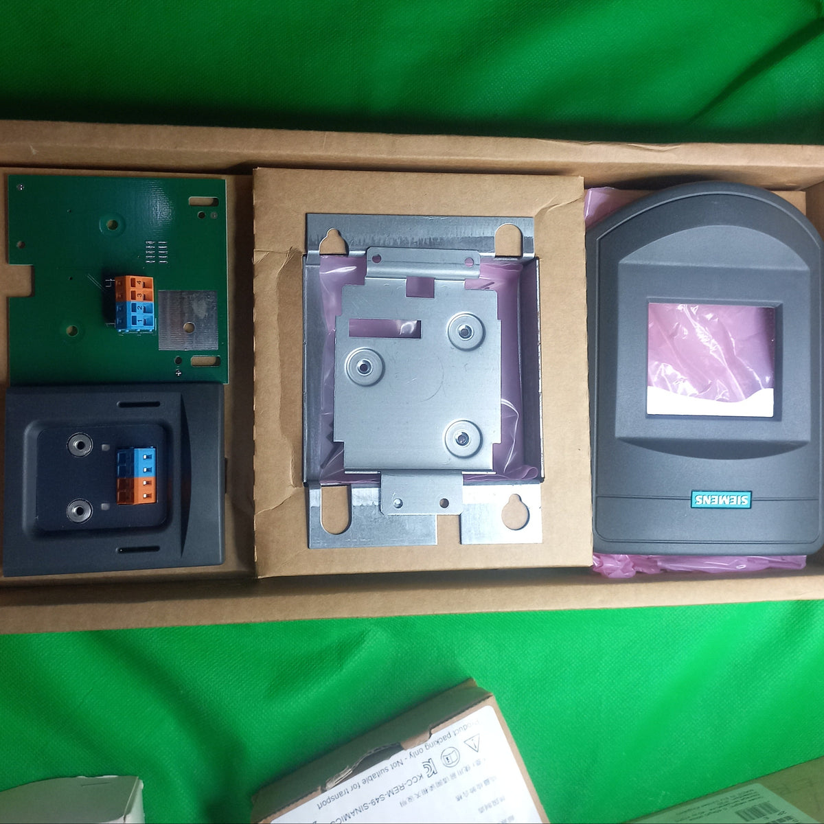 Box  Contents Siemens 6SE6400-0PM00-0AA0 (EAN: 4019169447263) 
 MICROMASTER 4 BOP/AOP door mounting kit for single converter