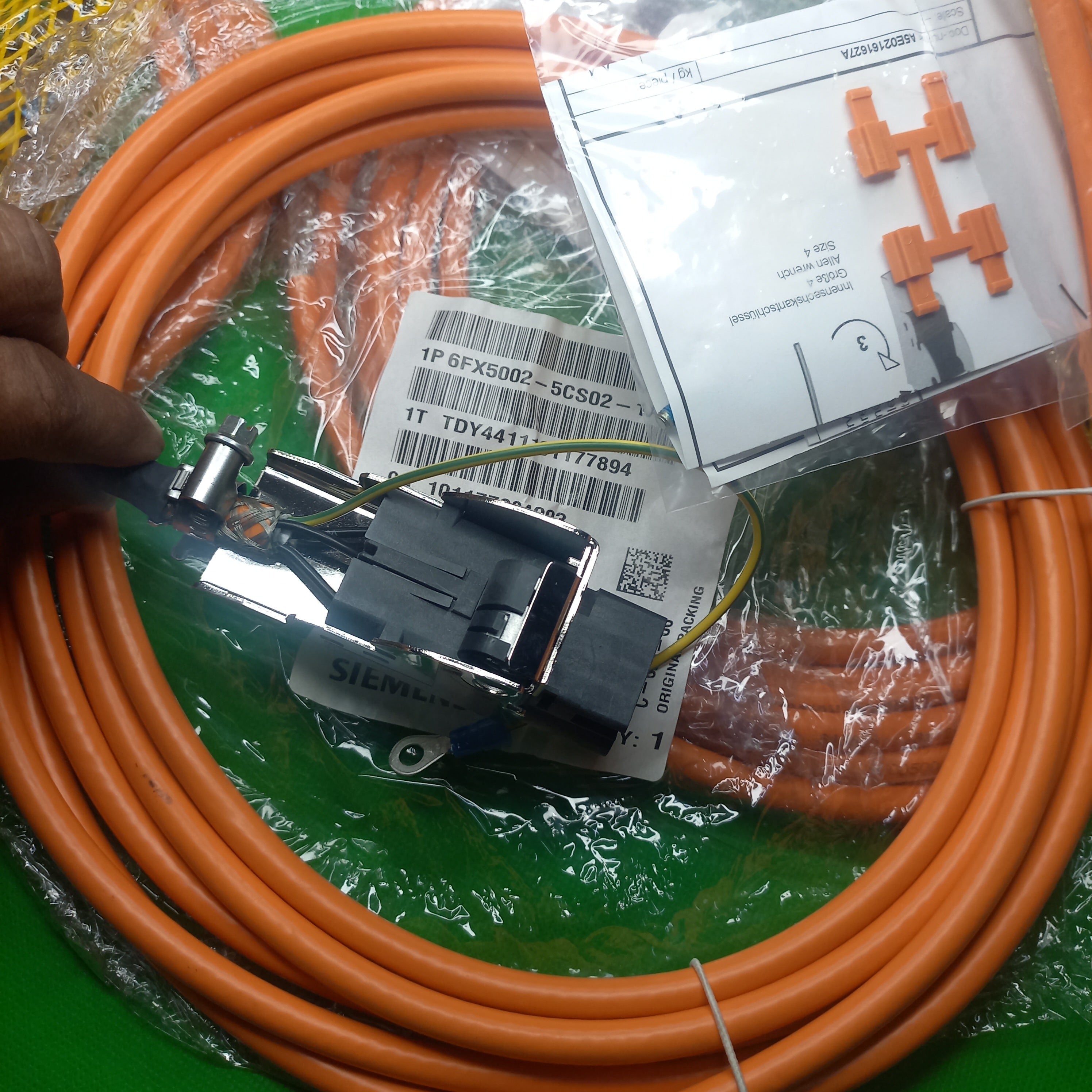 Connector Connector SINAMICS S120 Booksize MoMo on cable  Siemens 6FX50025CS021AF0 POWER CABLE,PREFAB,MC500,5M
