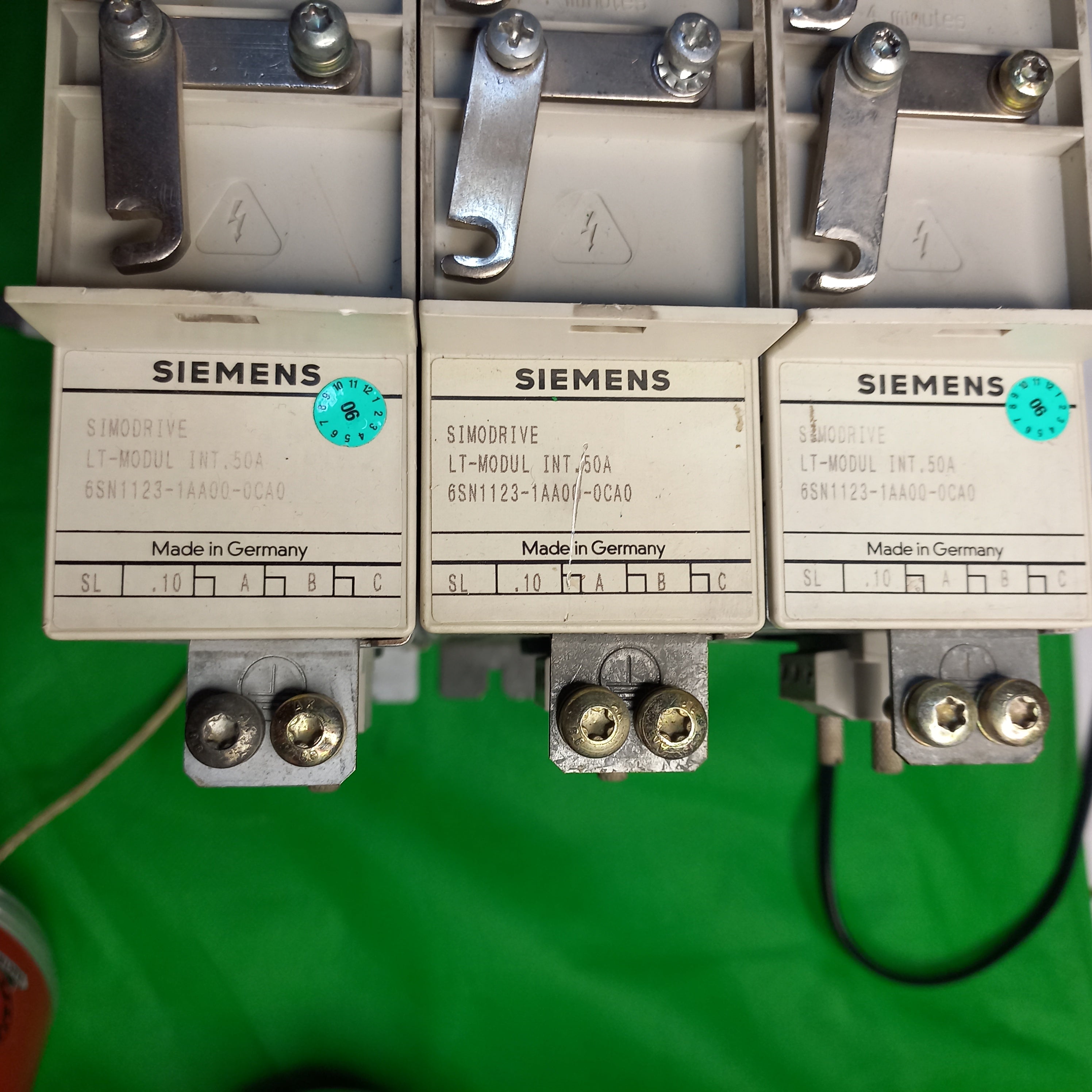 BUS BAR VIEW AND SPECIFICATION STICKER VIEW OF 6SN11231AA000CA0 | SIMODRIVE 611 power module, 1-axis, 50 A 