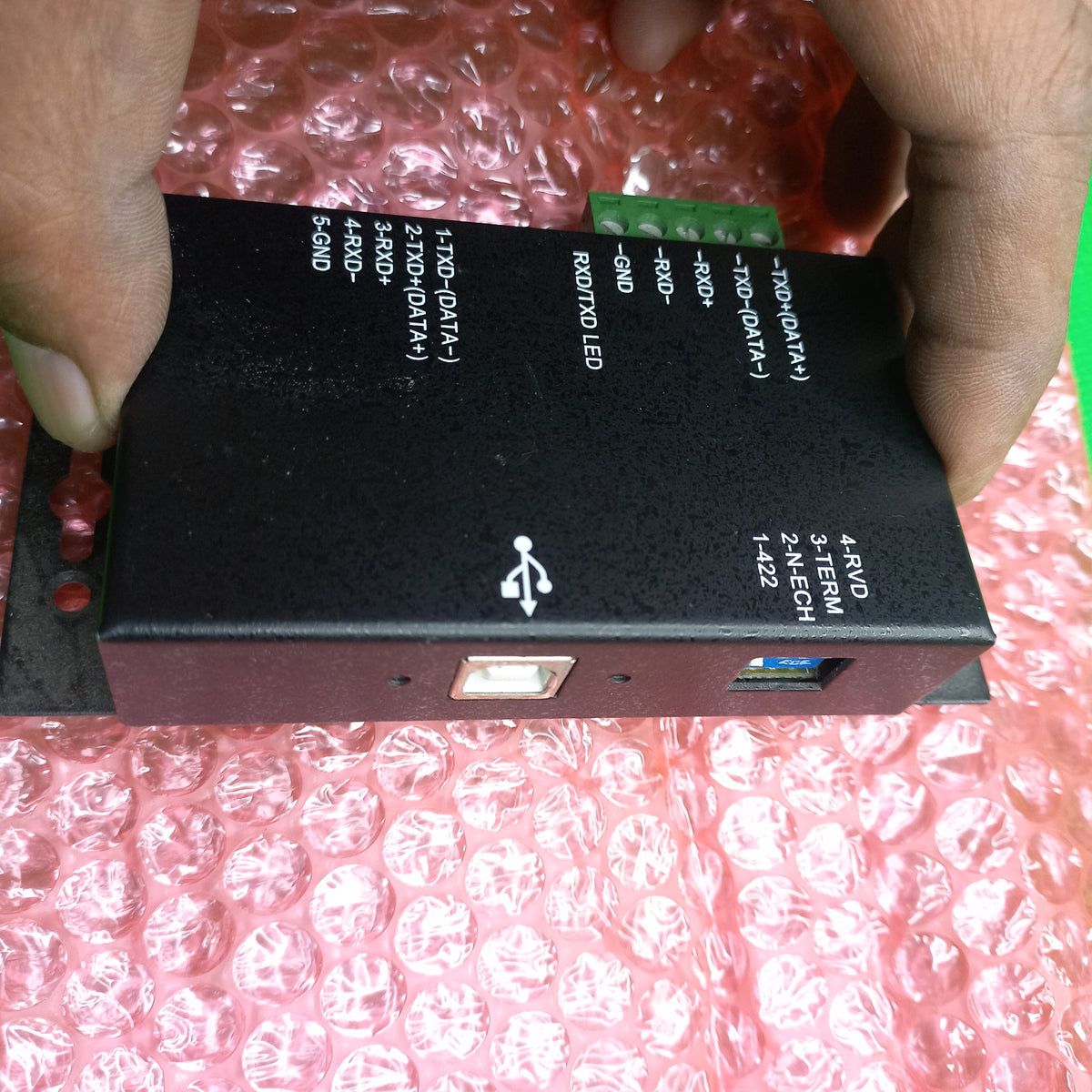 The USB to serial adapter features circuit isolation to ensure that sensitive controls and devices will not be damaged
while connected, making it a viable solution for connecting costly industrial serial devices.
The RS422/485 Converter receives full power via the host USB connection, and provides power to the attached serial
device without requiring an external power adapter. Designed to provide a durable serial solution, the USB to
RS422/485 Converter is ruggedly constructed and can be mounted nearly anyw