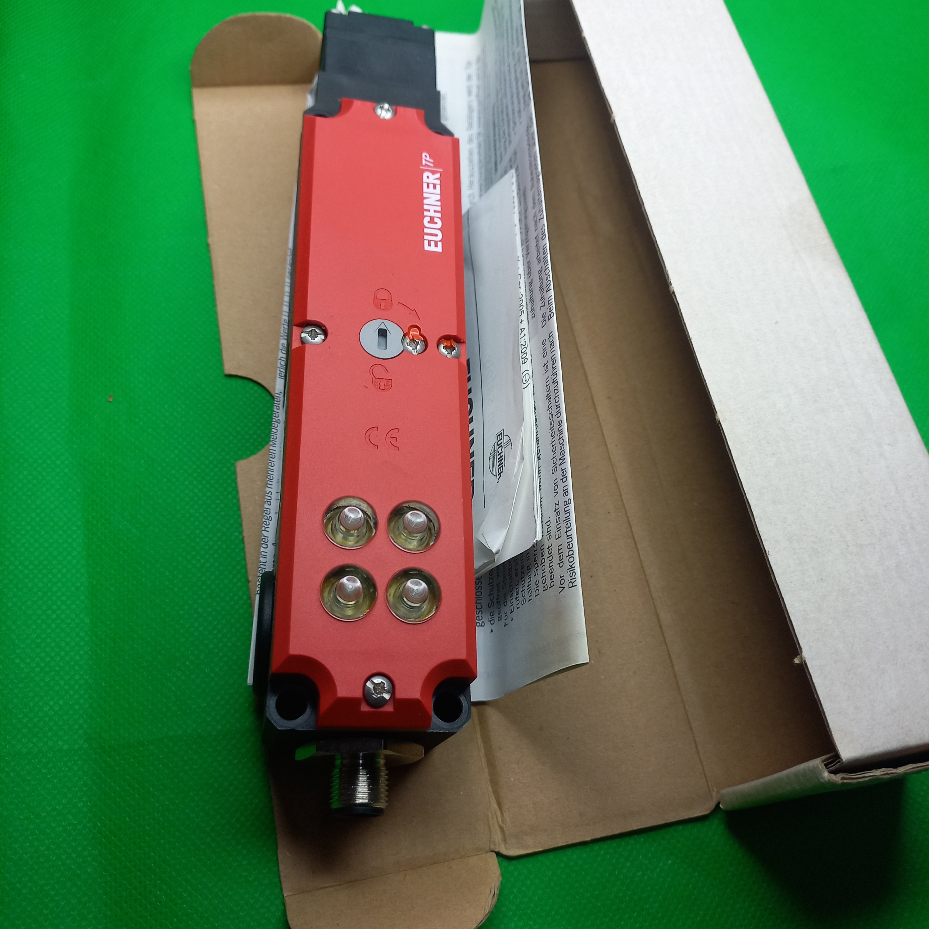 Front view showing complete features and details of Euchner safety Switch of TP3 type. plastic body TP3 4141A024SEM4AS1 (Order no. 088256)