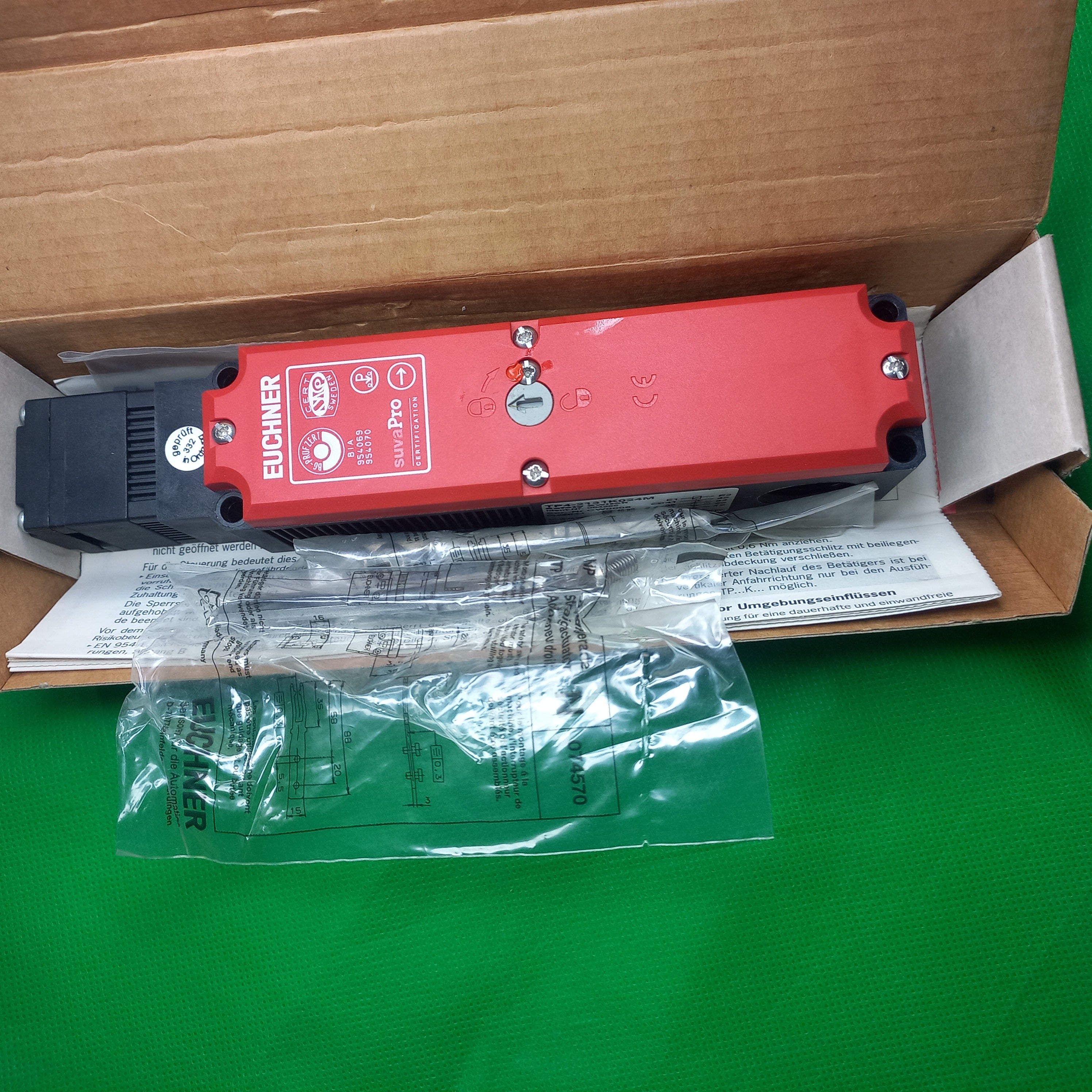 TP4-2131K024M order number 084266 inside the original box 