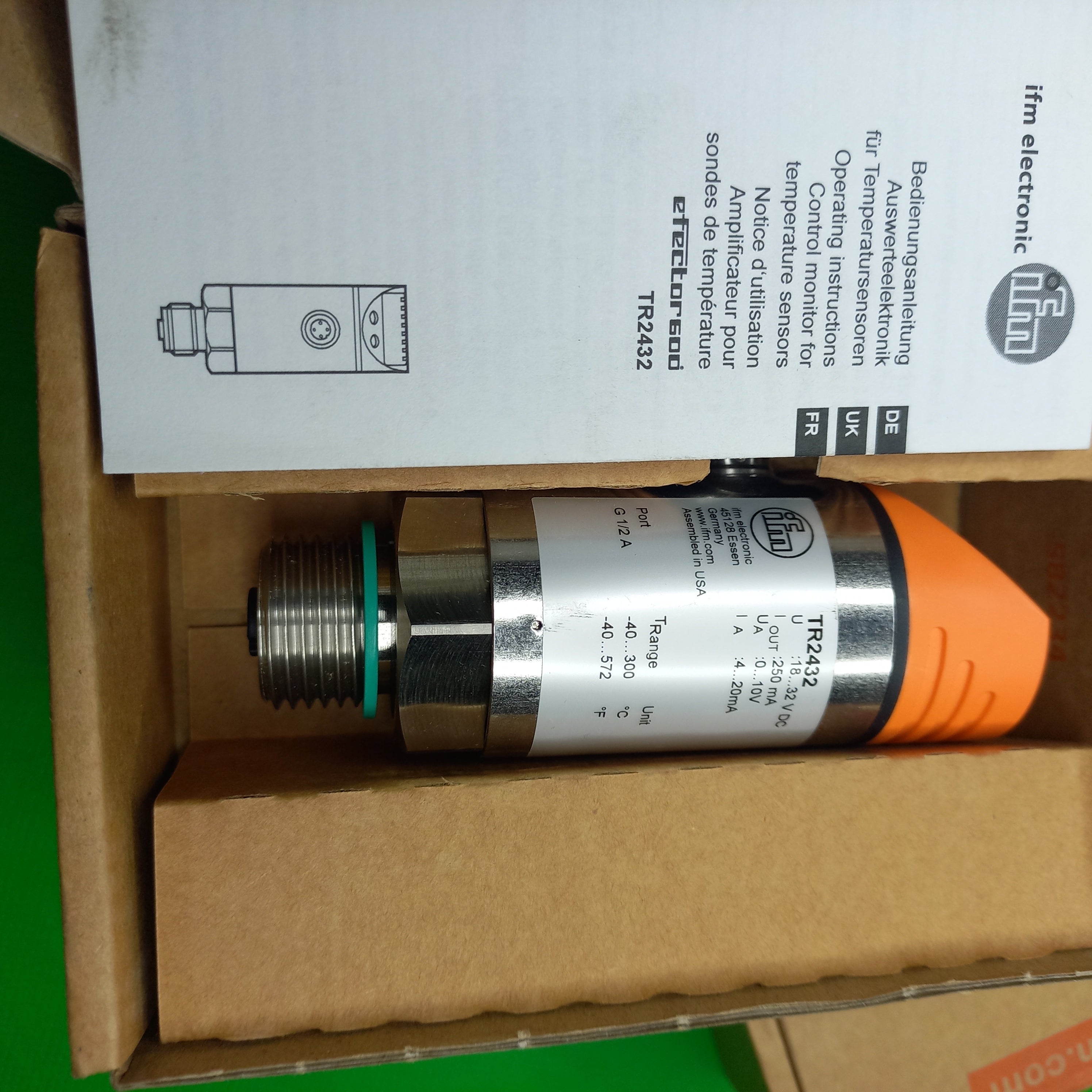 Box contents of new factory unit IFM TR2432 for PT100/PT1000 sensors TR-2432