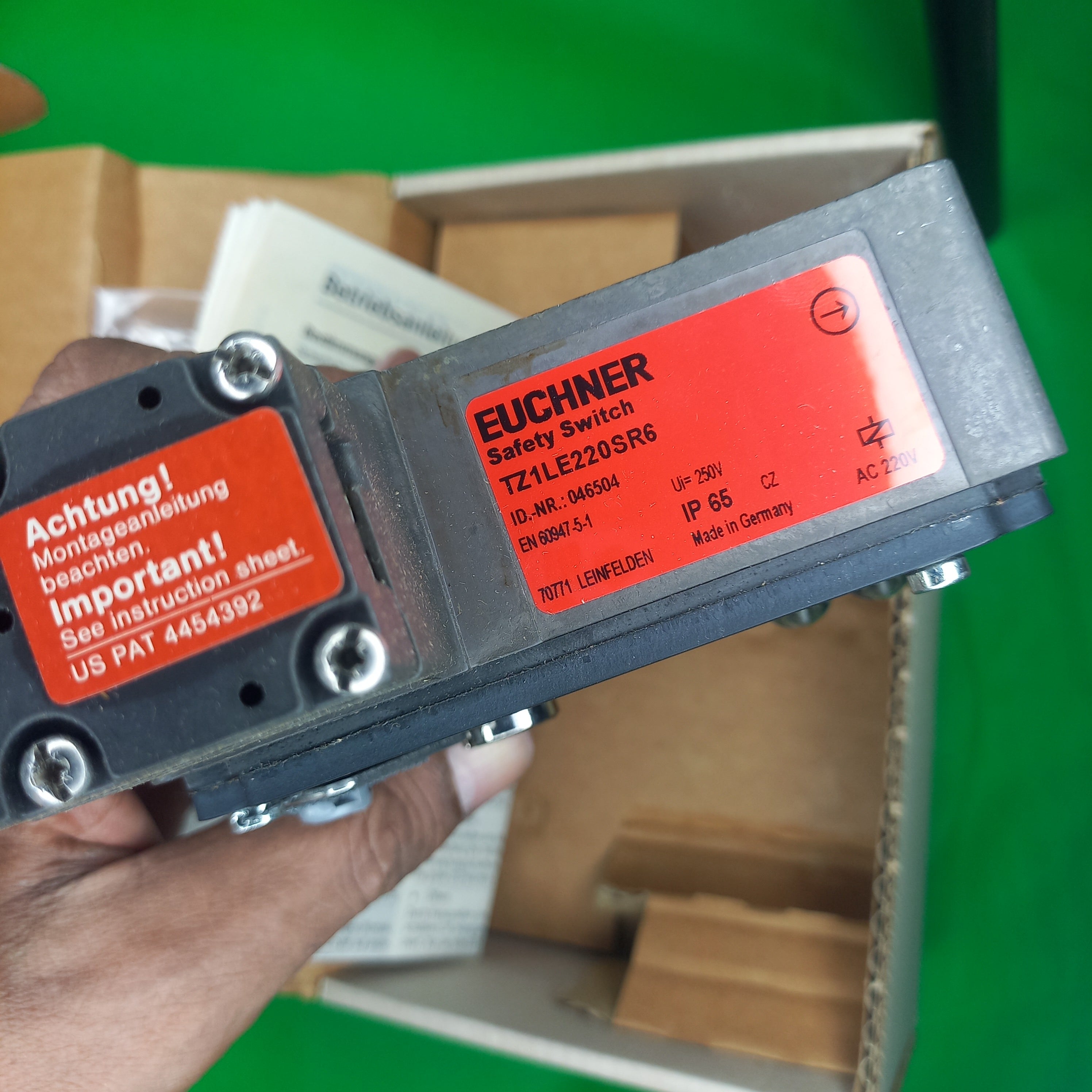 specification sticker of safety Switch RED euchner sticker  TZ1LE220SR6 (Order no. 046504)